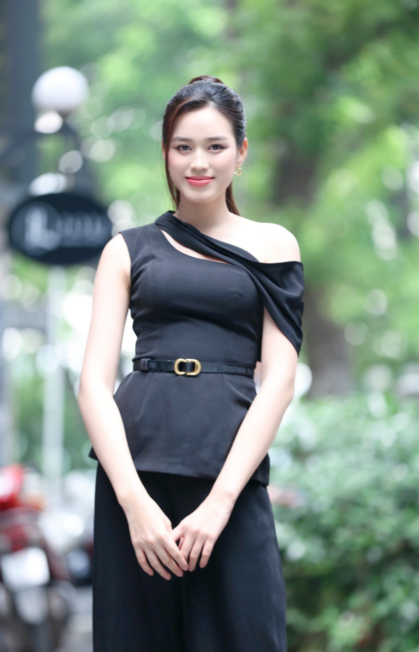 Hoa hậu Đỗ Thị Hà diện váy lệch vai quyến rũ dự họp báo Siêu cúp Quốc gia ảnh 6