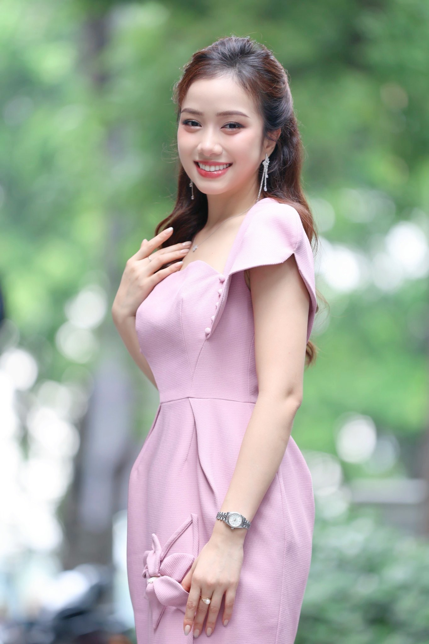 Hoa hậu Đỗ Thị Hà diện váy lệch vai quyến rũ dự họp báo Siêu cúp Quốc gia ảnh 9