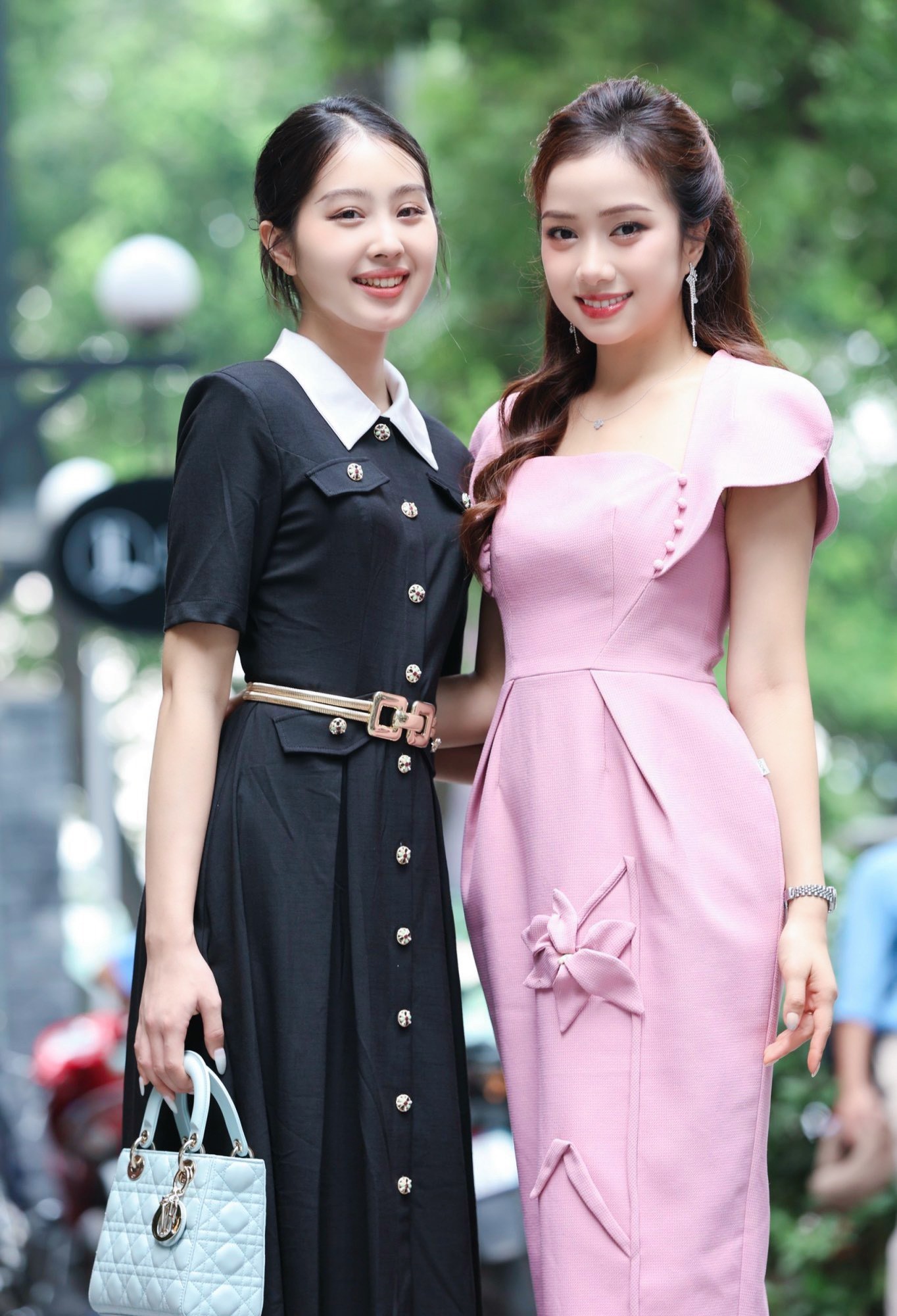 Hoa hậu Đỗ Thị Hà diện váy lệch vai quyến rũ dự họp báo Siêu cúp Quốc gia ảnh 13