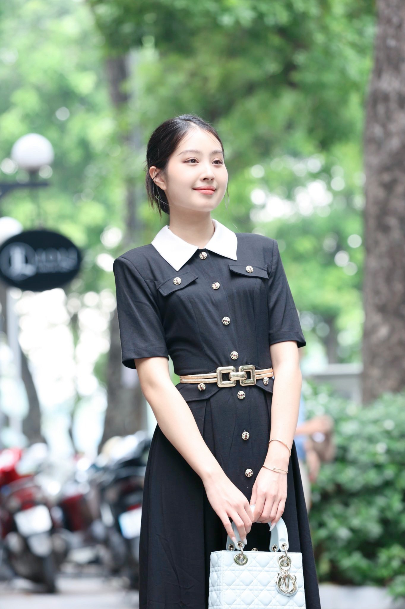 Hoa hậu Đỗ Thị Hà diện váy lệch vai quyến rũ dự họp báo Siêu cúp Quốc gia ảnh 11