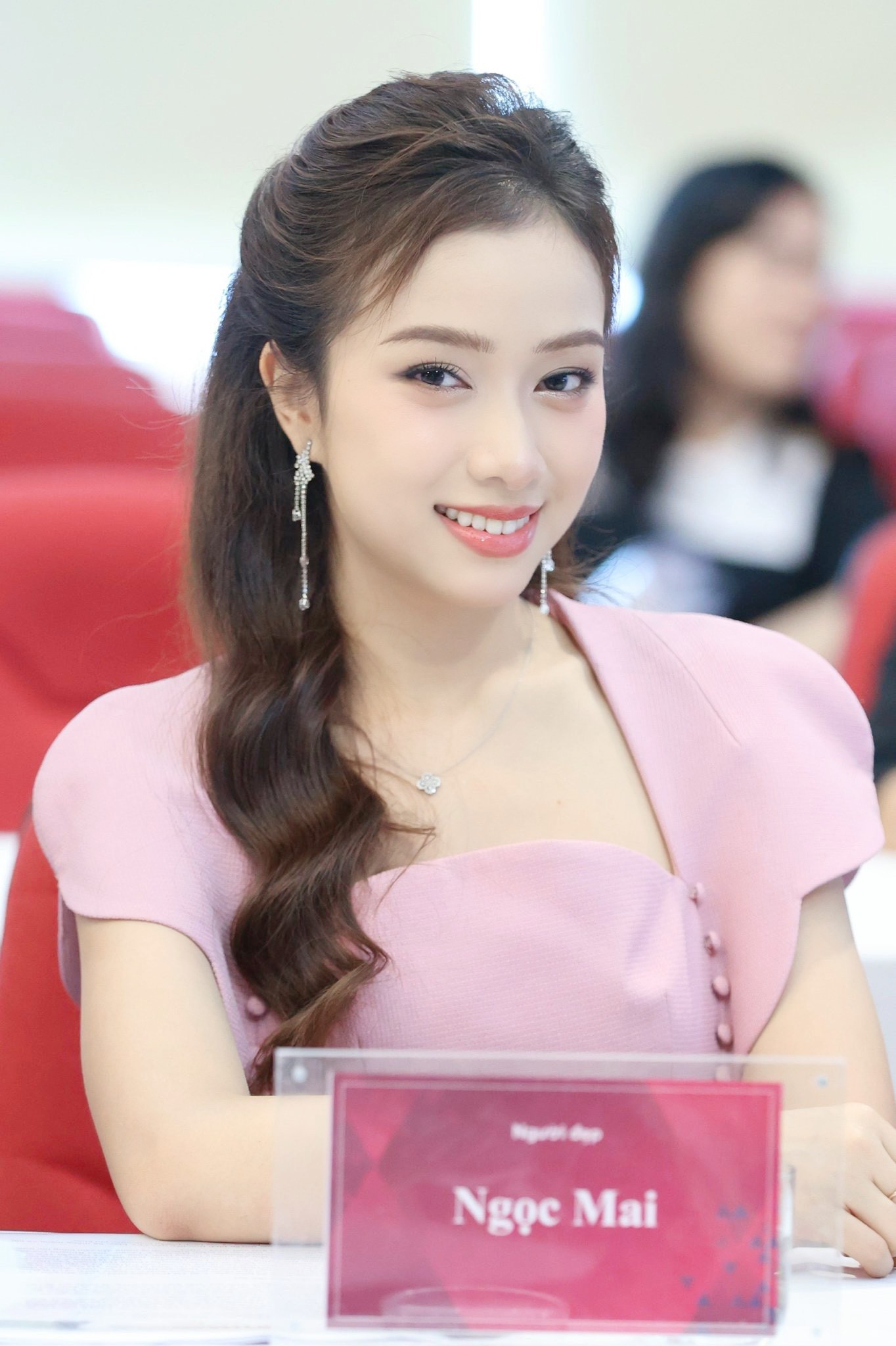 Hoa hậu Đỗ Thị Hà diện váy lệch vai quyến rũ dự họp báo Siêu cúp Quốc gia ảnh 3
