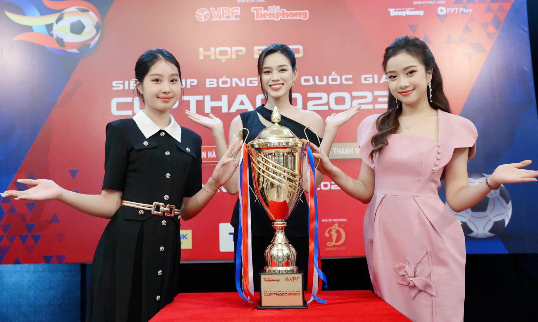 Hoa hậu Đỗ Thị Hà diện váy lệch vai quyến rũ dự họp báo Siêu cúp Quốc gia ảnh 1