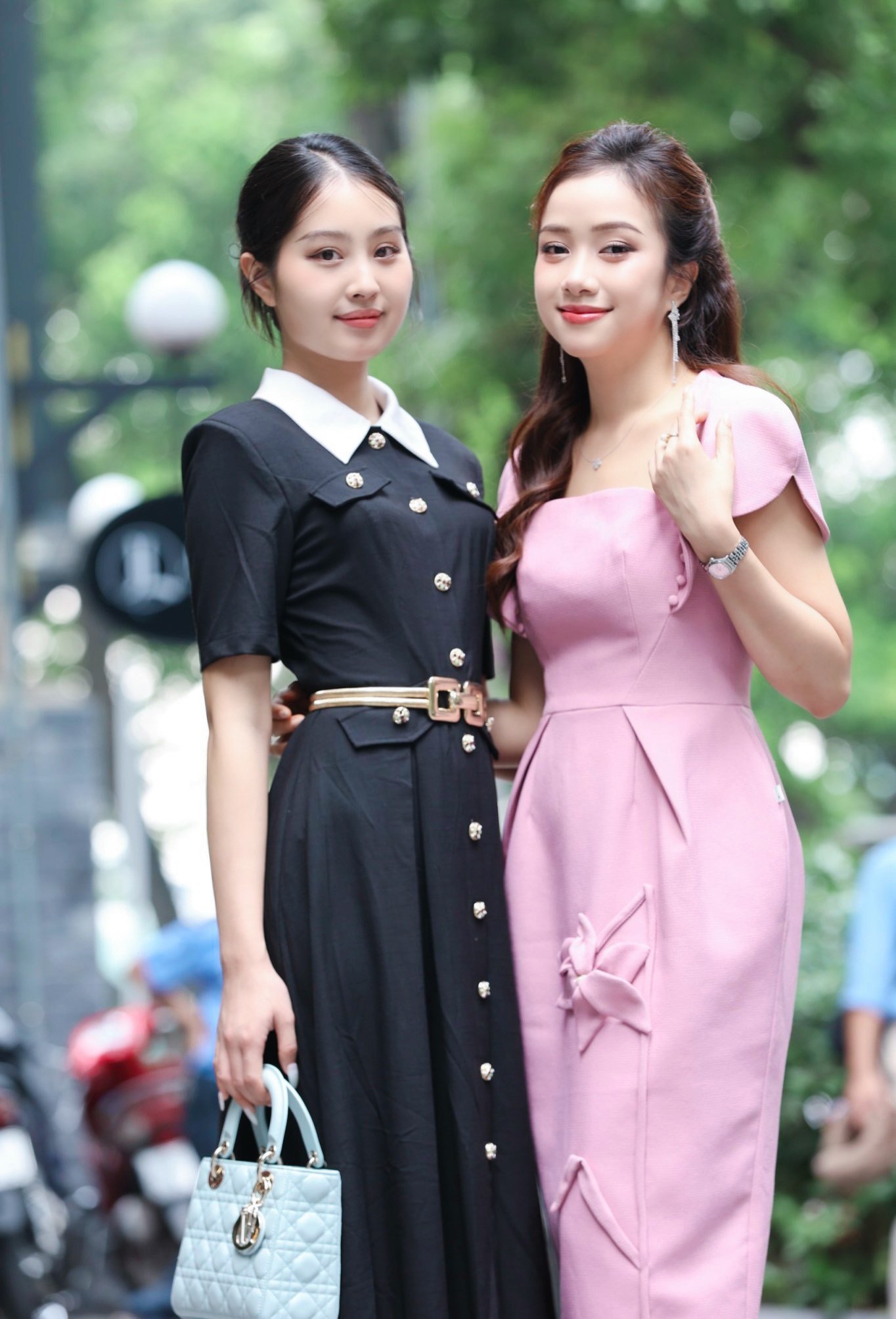 Hoa hậu Đỗ Thị Hà diện váy lệch vai quyến rũ dự họp báo Siêu cúp Quốc gia ảnh 12
