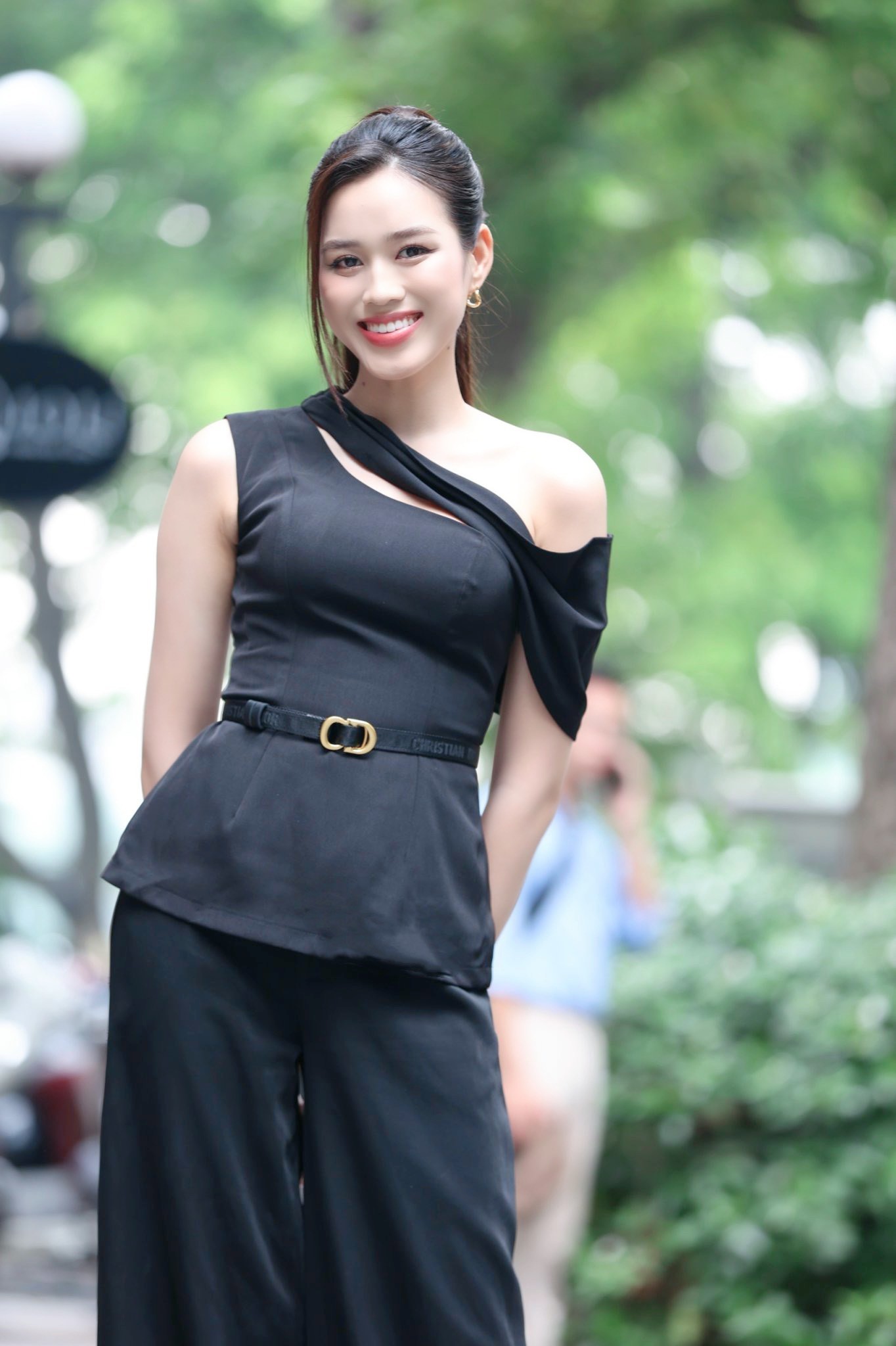 Hoa hậu Đỗ Thị Hà diện váy lệch vai quyến rũ dự họp báo Siêu cúp Quốc gia ảnh 5