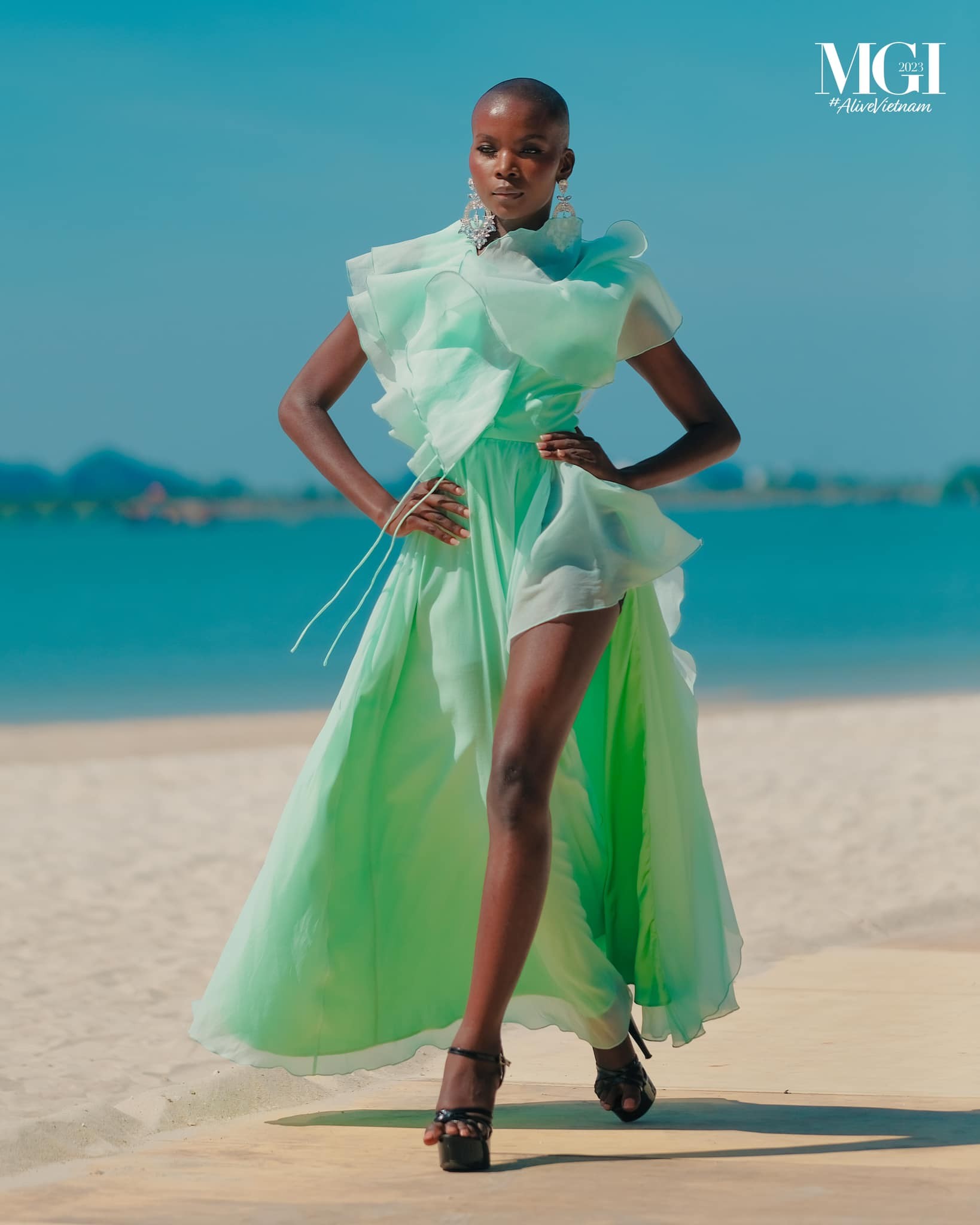 Lê Hoàng Phương và dàn người đẹp catwalk trên bờ biển Hạ Long ảnh 20