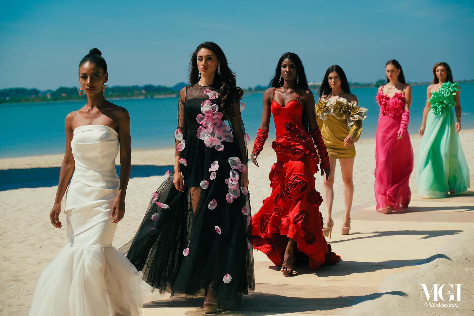 Lê Hoàng Phương và dàn người đẹp catwalk trên bờ biển Hạ Long ảnh 23