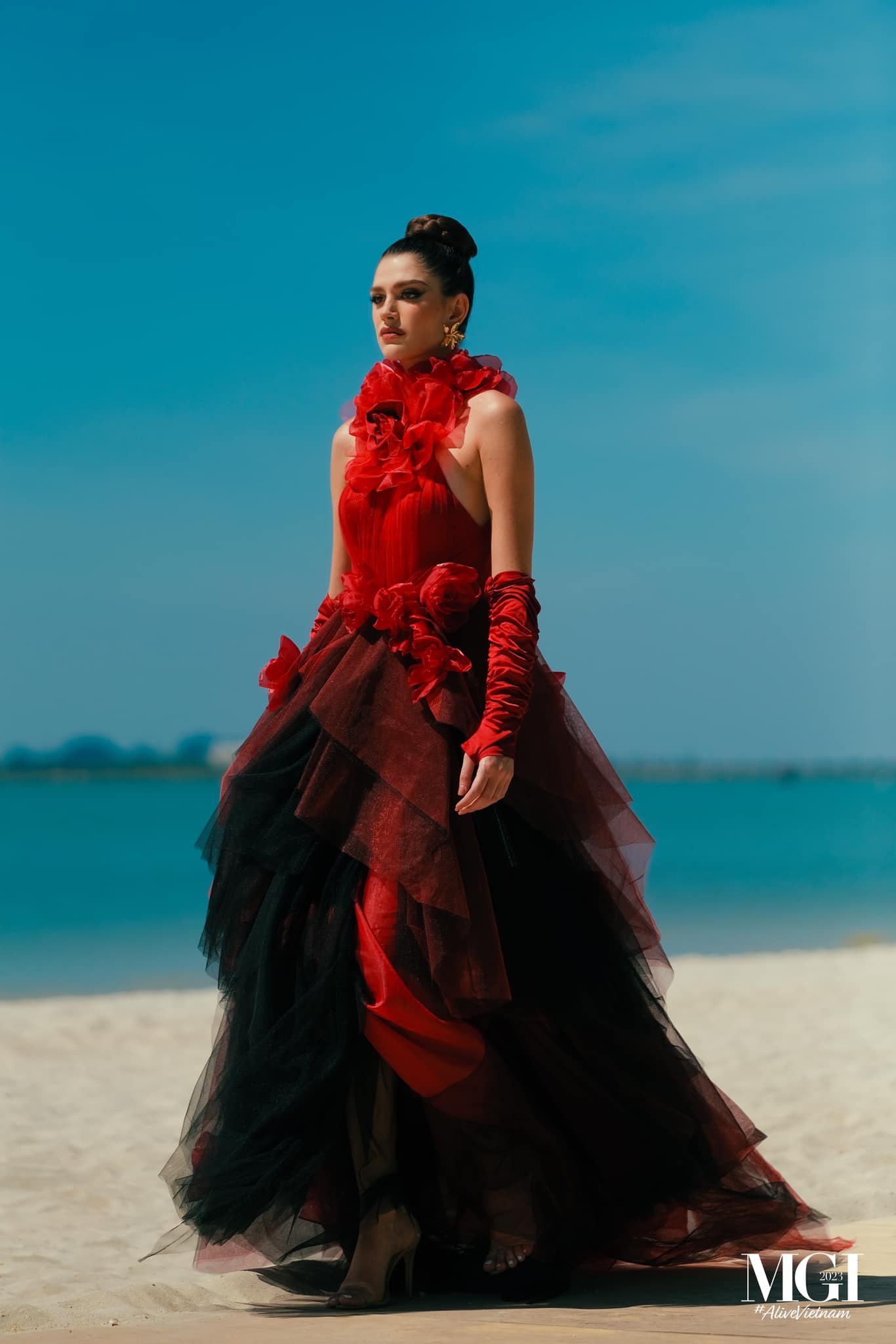 Lê Hoàng Phương và dàn người đẹp catwalk trên bờ biển Hạ Long ảnh 21