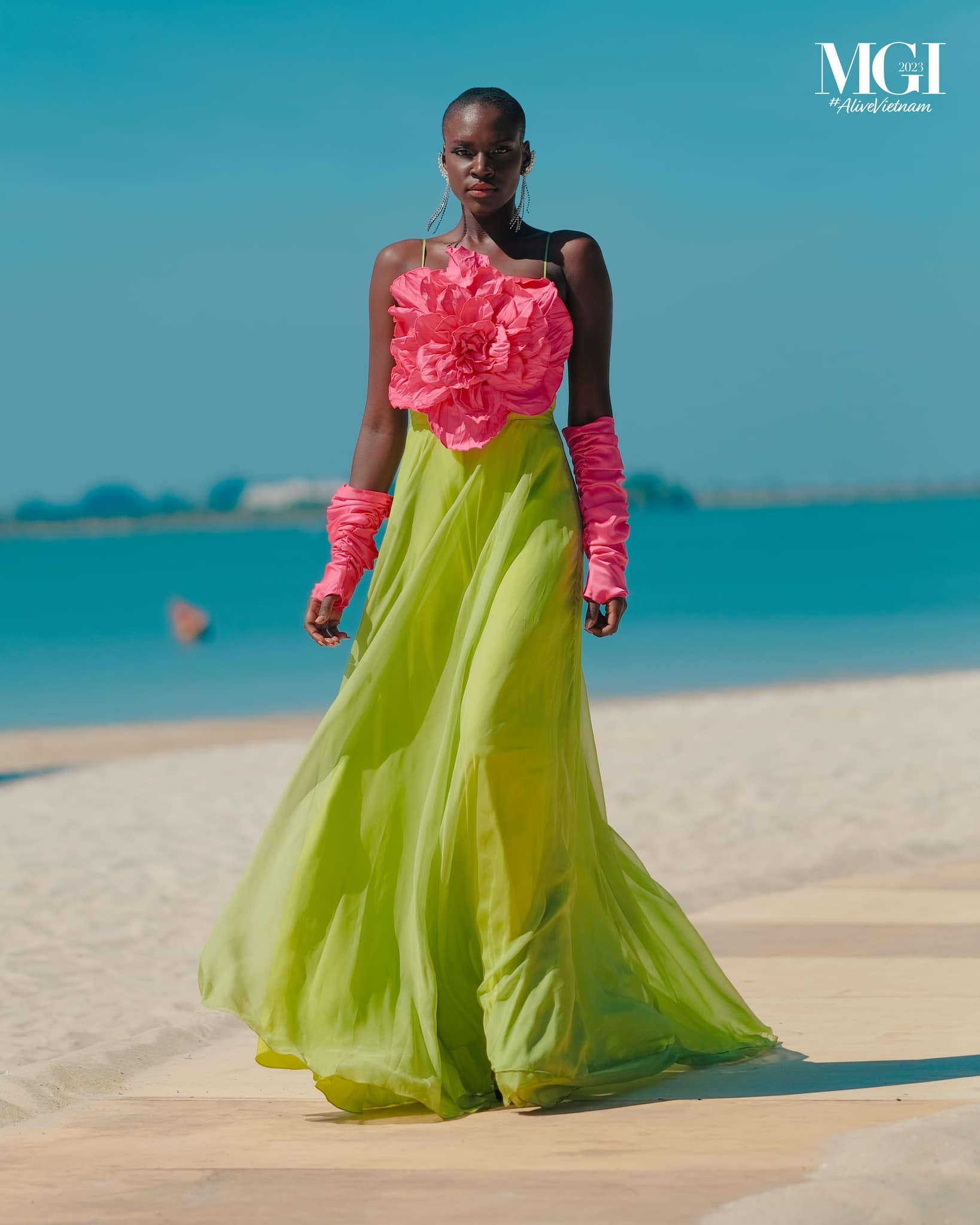 Lê Hoàng Phương và dàn người đẹp catwalk trên bờ biển Hạ Long ảnh 19