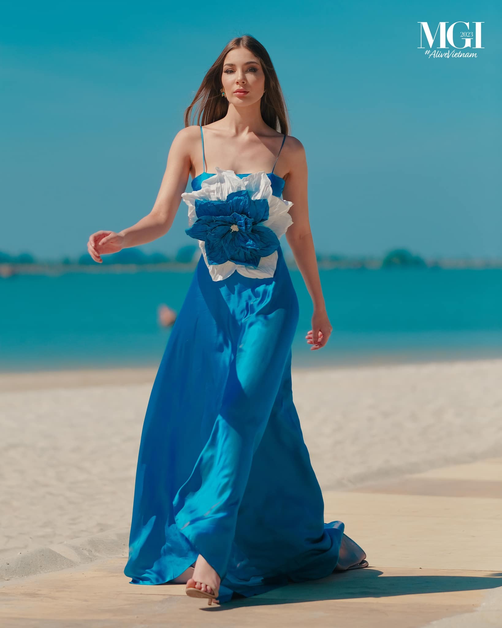 Lê Hoàng Phương và dàn người đẹp catwalk trên bờ biển Hạ Long ảnh 9