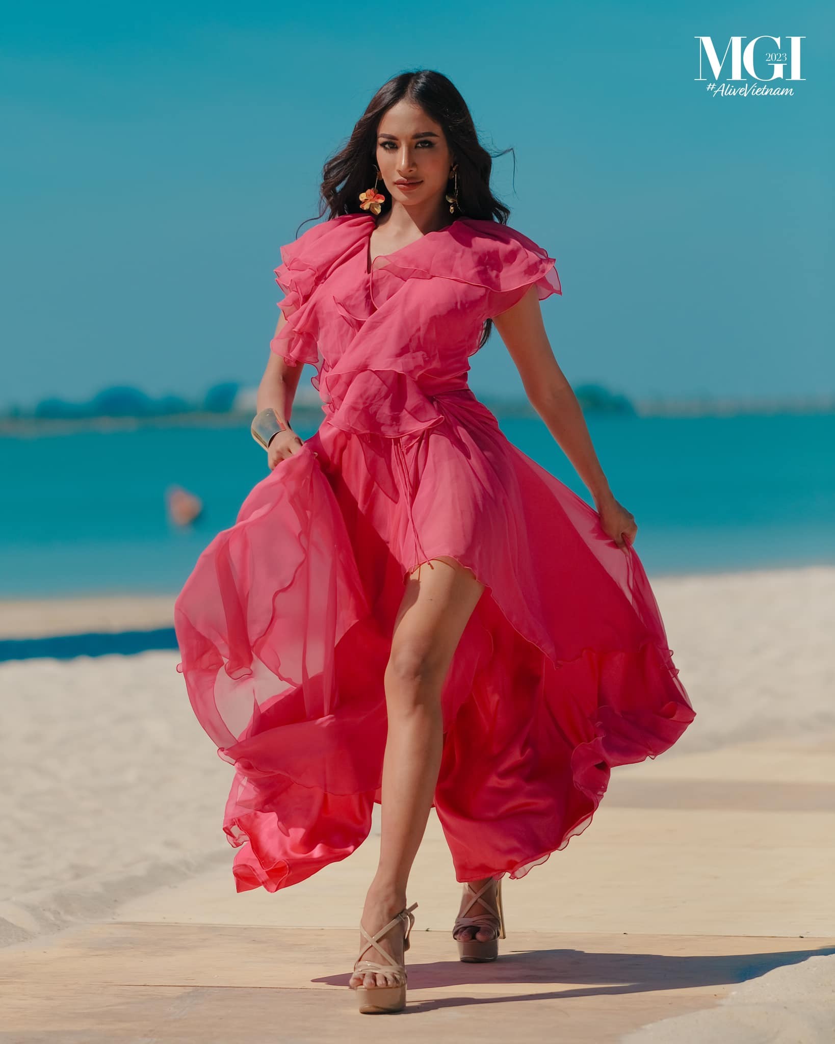Lê Hoàng Phương và dàn người đẹp catwalk trên bờ biển Hạ Long ảnh 18