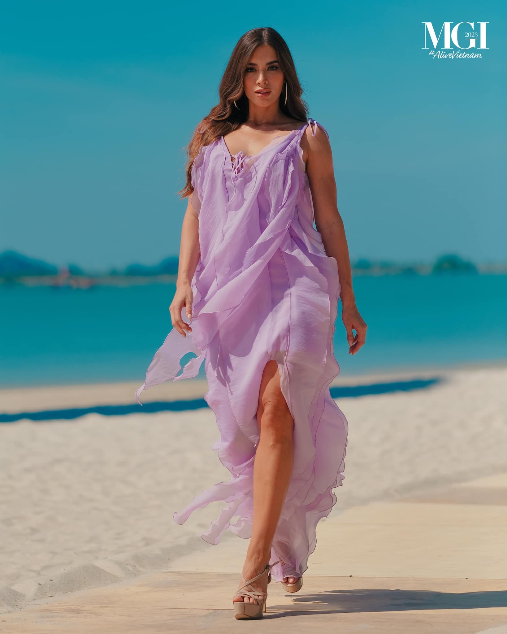 Lê Hoàng Phương và dàn người đẹp catwalk trên bờ biển Hạ Long ảnh 8