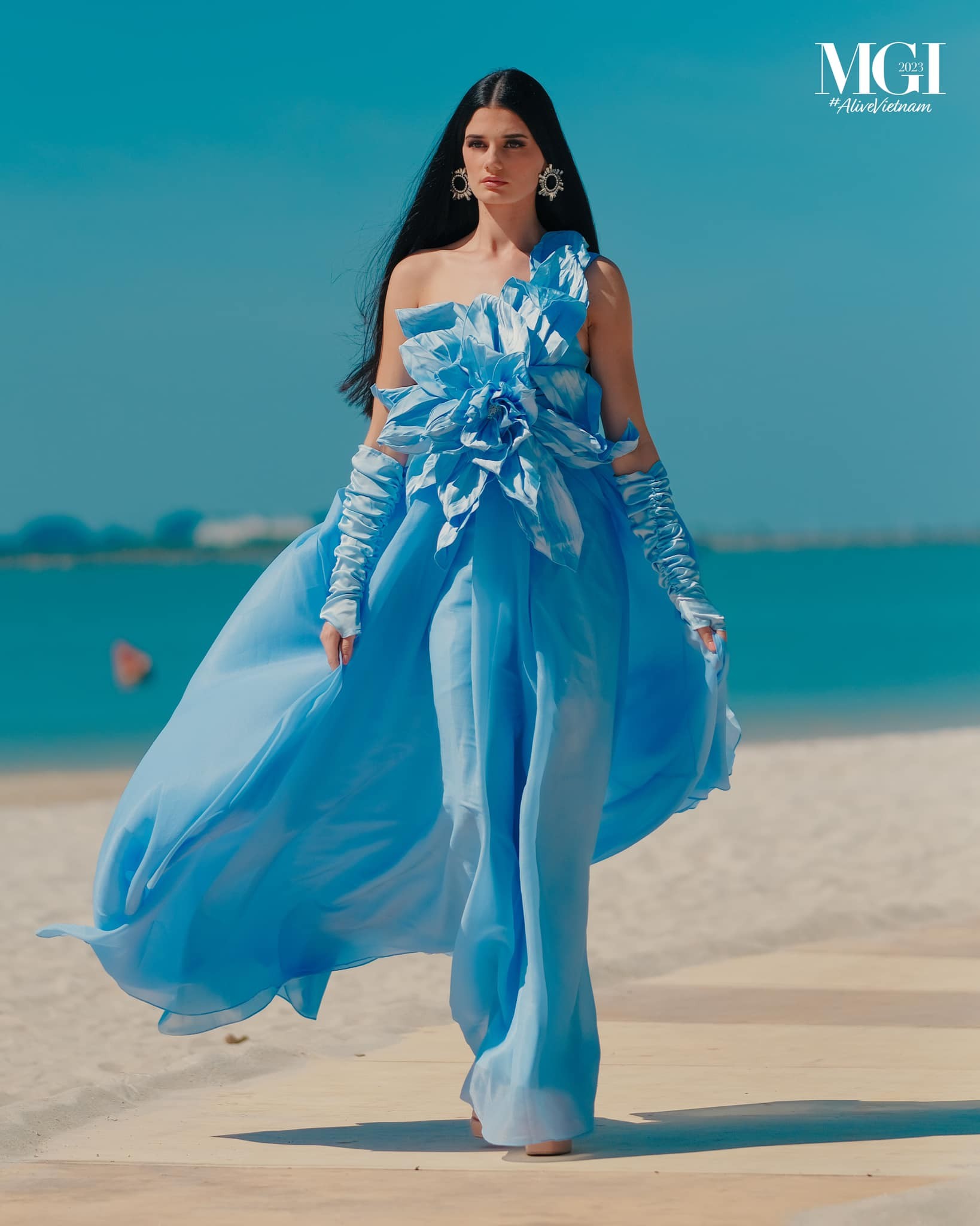 Lê Hoàng Phương và dàn người đẹp catwalk trên bờ biển Hạ Long ảnh 10