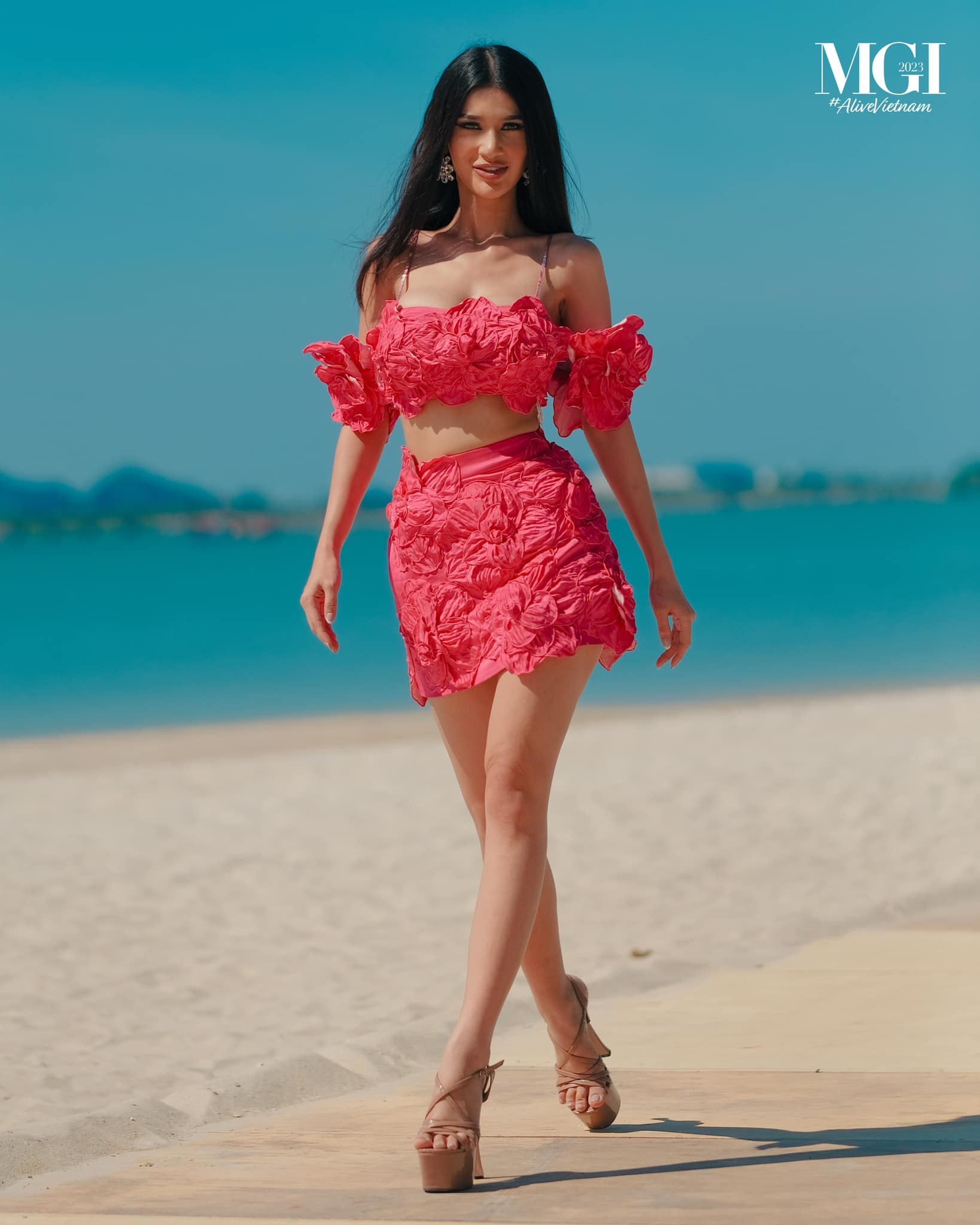 Lê Hoàng Phương và dàn người đẹp catwalk trên bờ biển Hạ Long ảnh 6