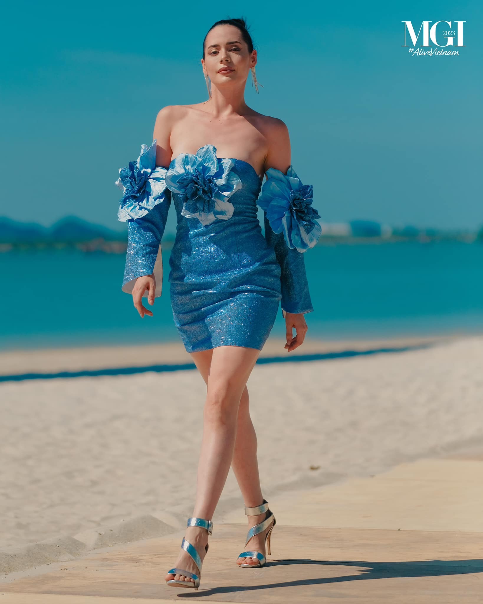 Lê Hoàng Phương và dàn người đẹp catwalk trên bờ biển Hạ Long ảnh 12
