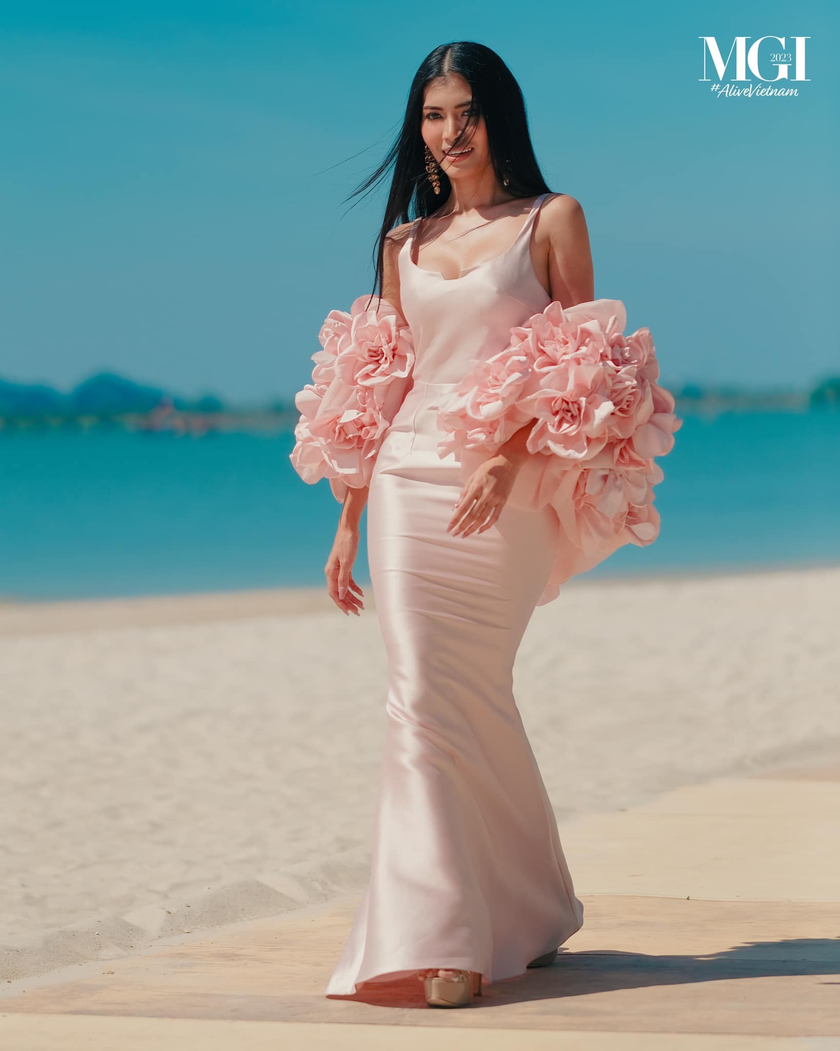 Lê Hoàng Phương và dàn người đẹp catwalk trên bờ biển Hạ Long ảnh 7