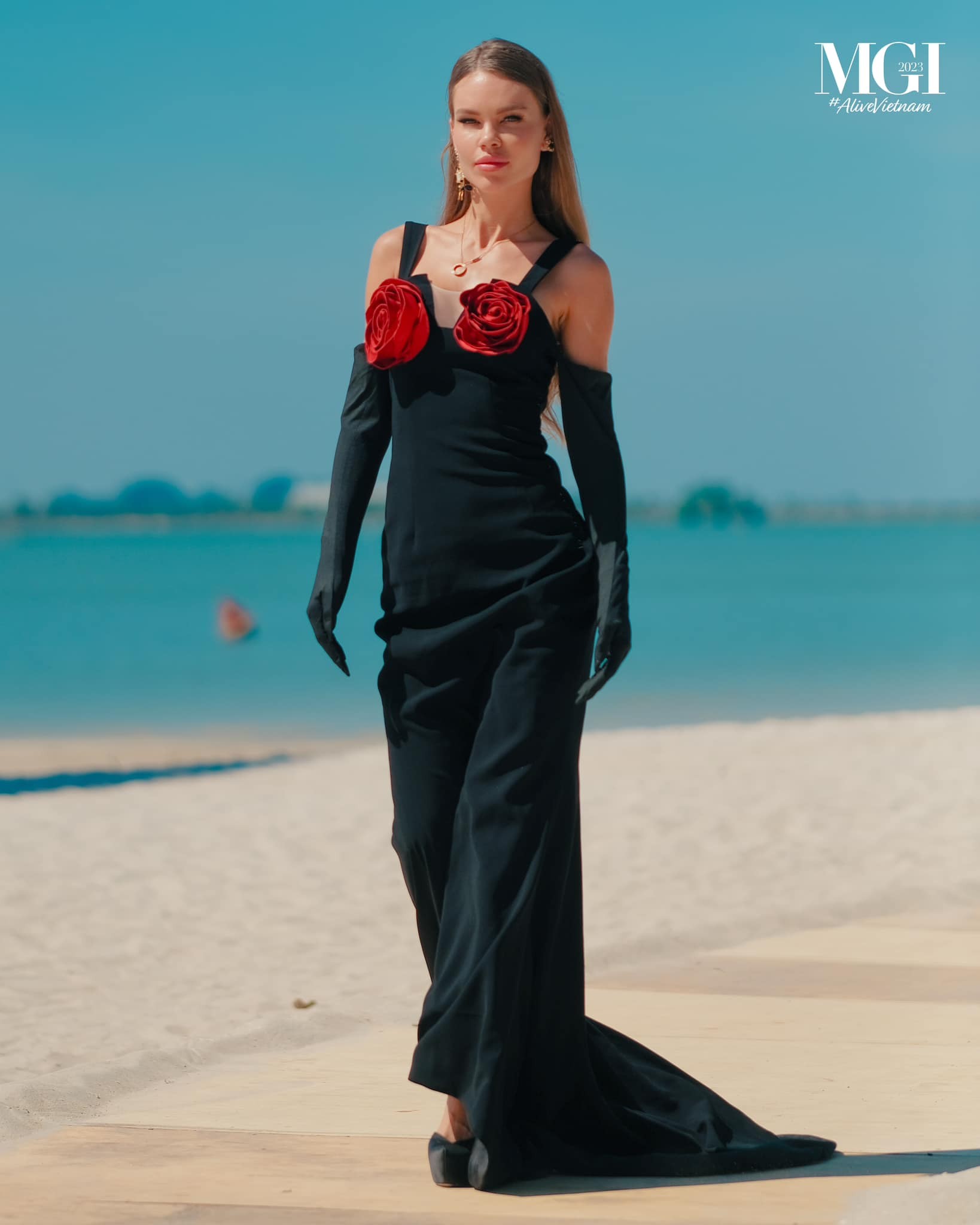 Lê Hoàng Phương và dàn người đẹp catwalk trên bờ biển Hạ Long ảnh 16
