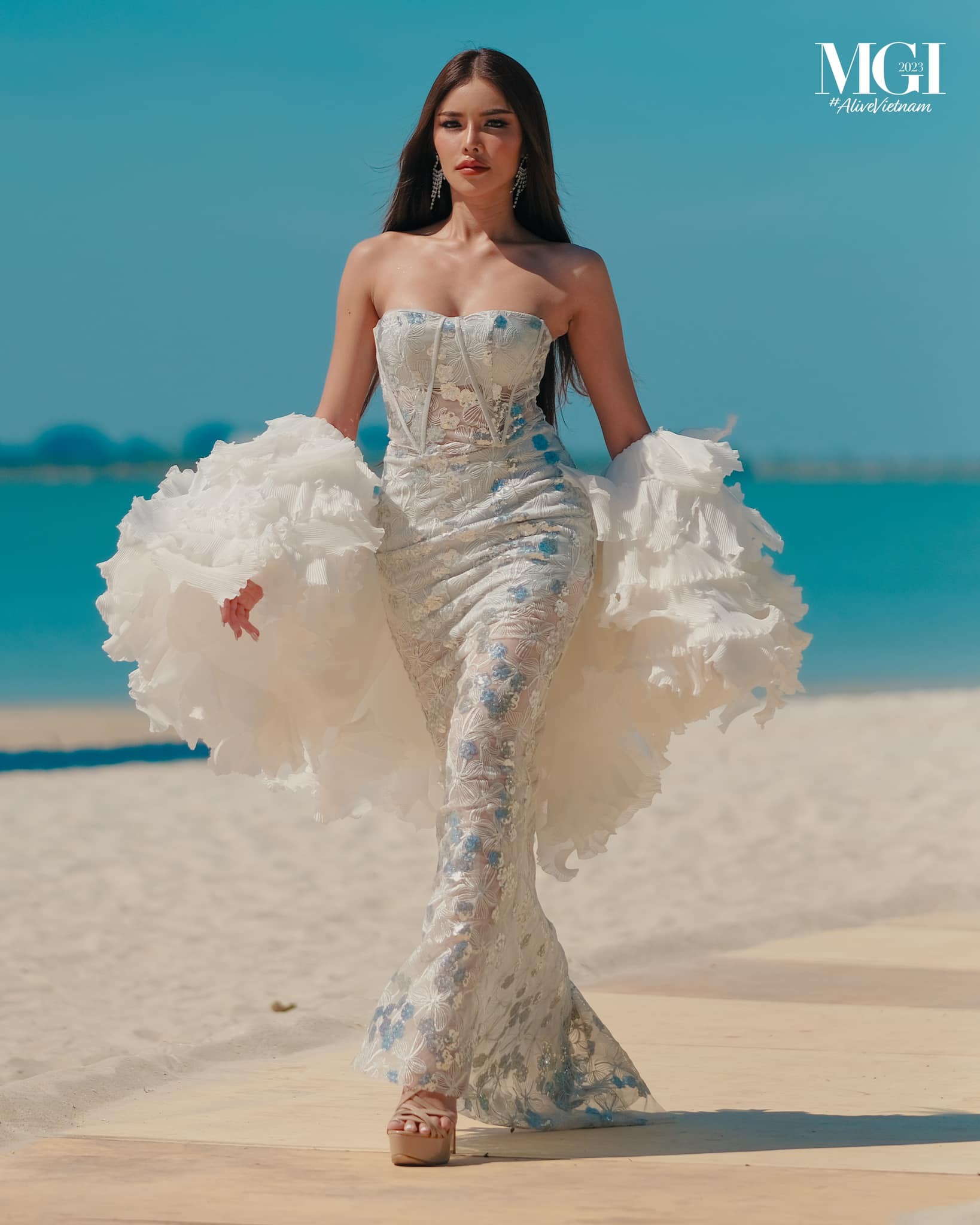 Lê Hoàng Phương và dàn người đẹp catwalk trên bờ biển Hạ Long ảnh 5