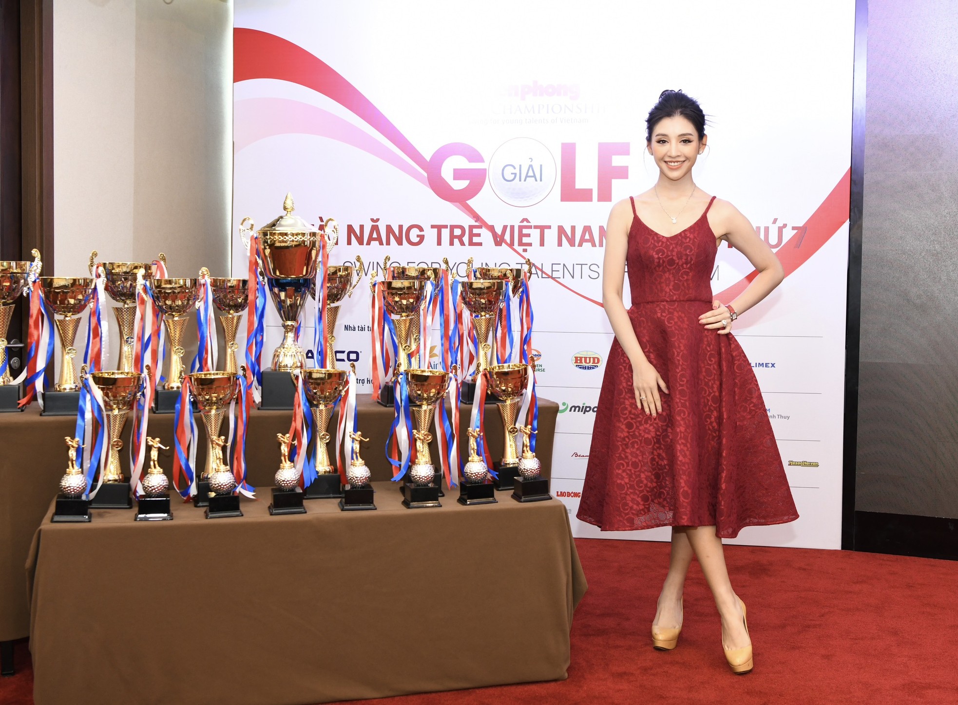 Dàn người đẹp rạng rỡ tại họp báo Tiền Phong Golf Championship năm 2023 ảnh 4
