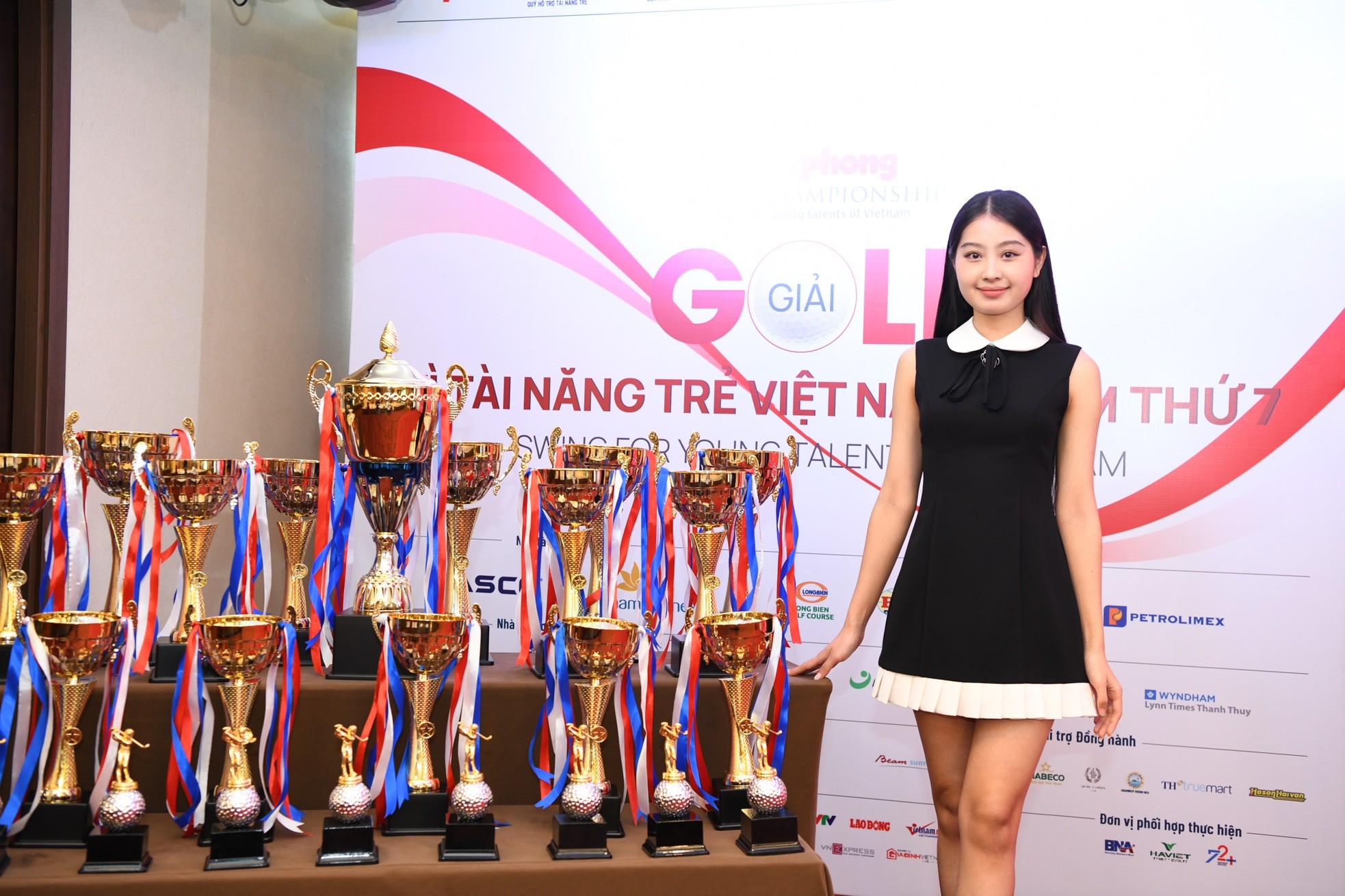 Dàn người đẹp rạng rỡ tại họp báo Tiền Phong Golf Championship năm 2023 ảnh 9