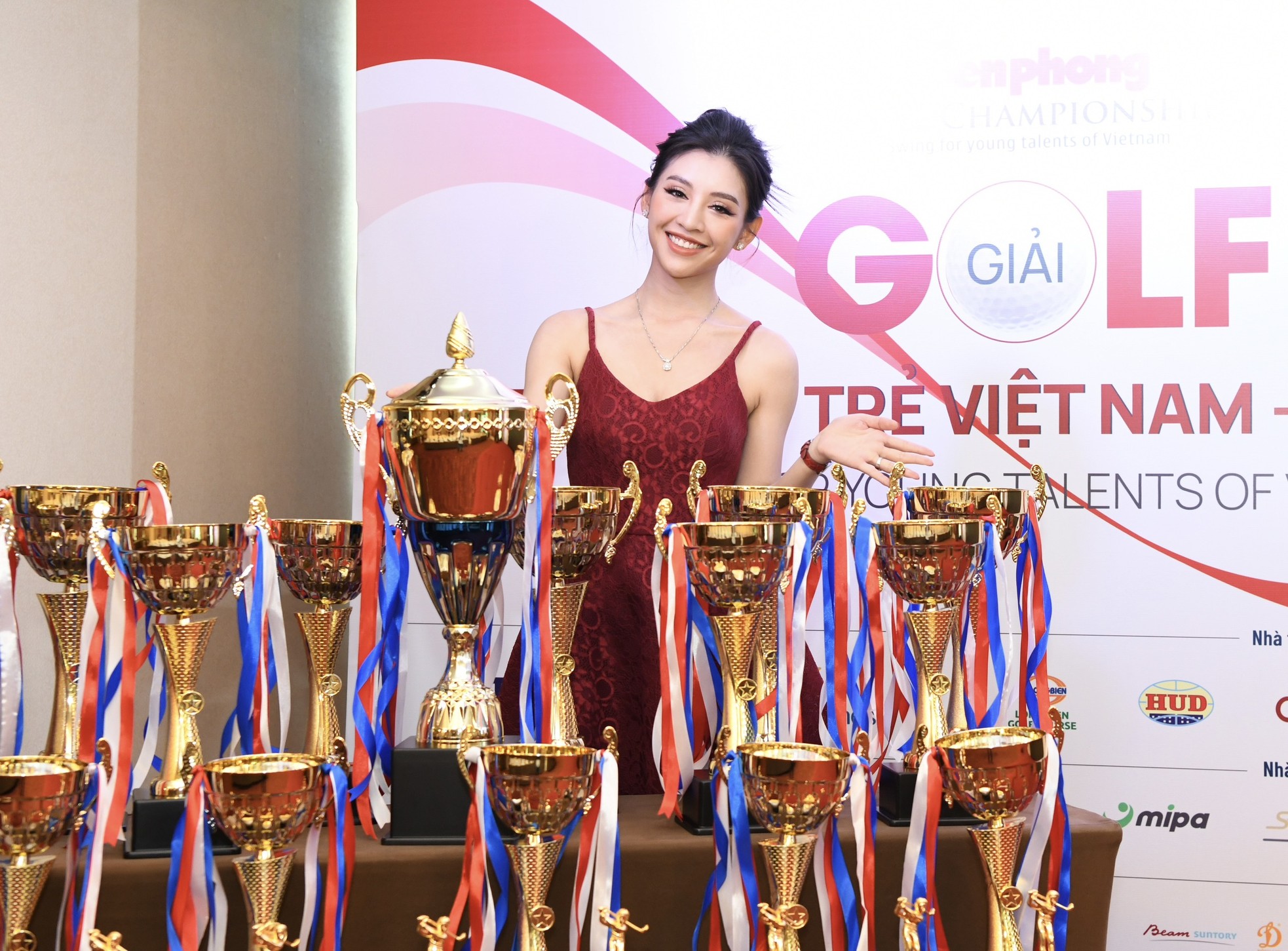 Dàn người đẹp rạng rỡ tại họp báo Tiền Phong Golf Championship năm 2023 ảnh 5