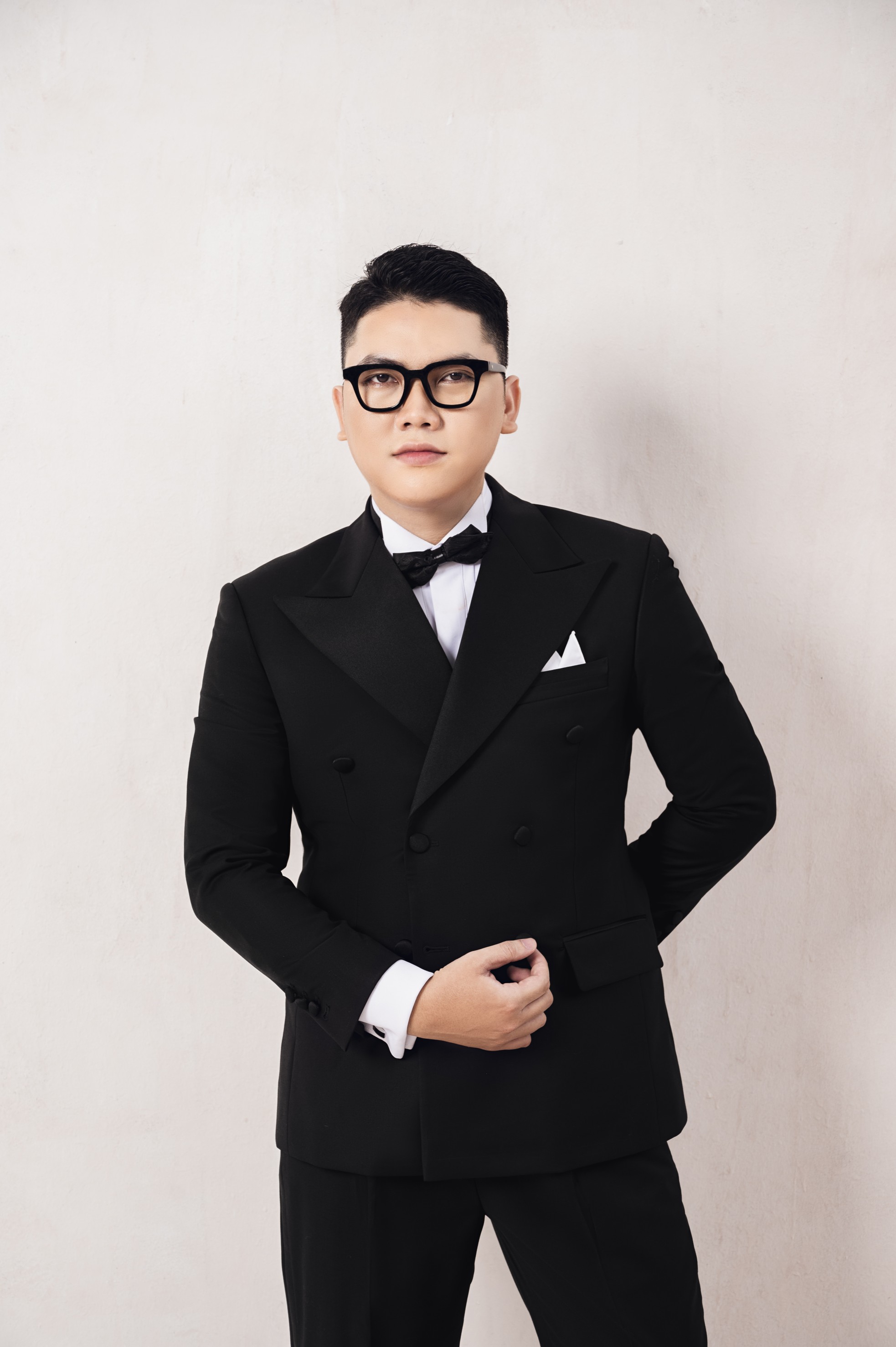 Hà Thanh Việt thổi hồn phong cách thanh lịch cho WHITE PLAN ảnh 1