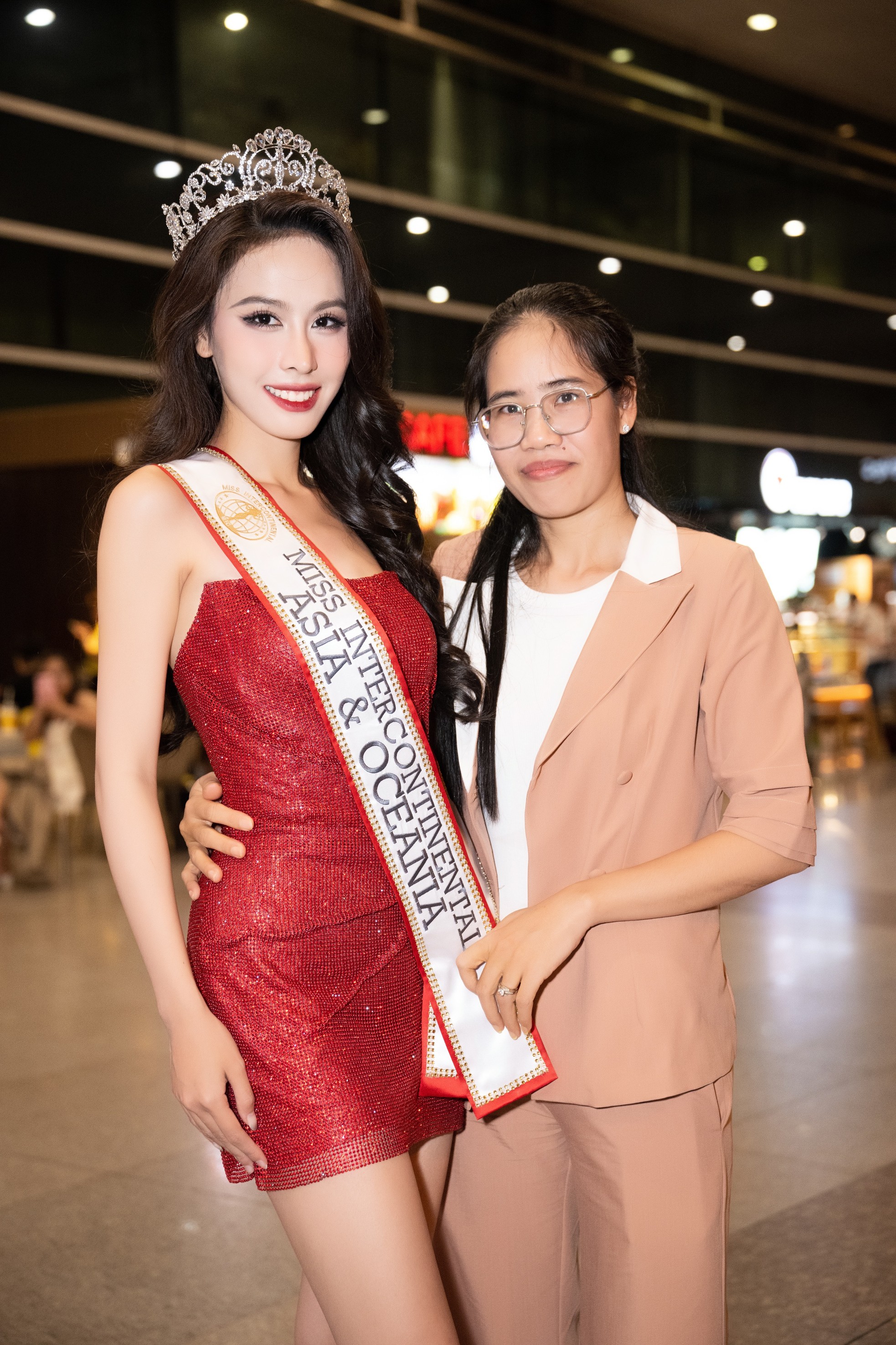 Ngọc Hằng về cùng vương miện Á hậu 2 Hoa hậu Liên lục địa ảnh 7
