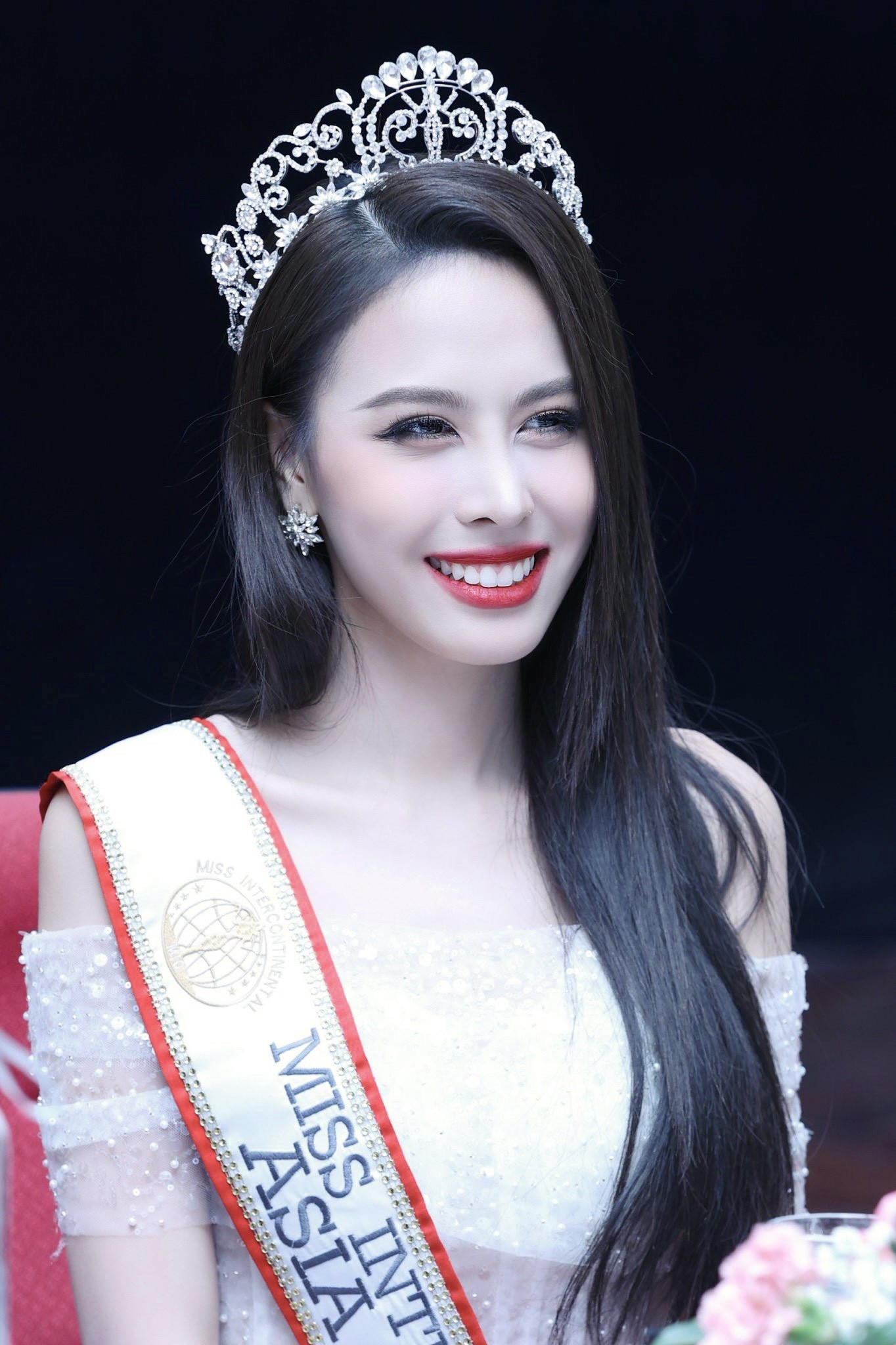 Á hậu Ngọc Hằng khoe giọng với bản hit của Văn Mai Hương ảnh 10