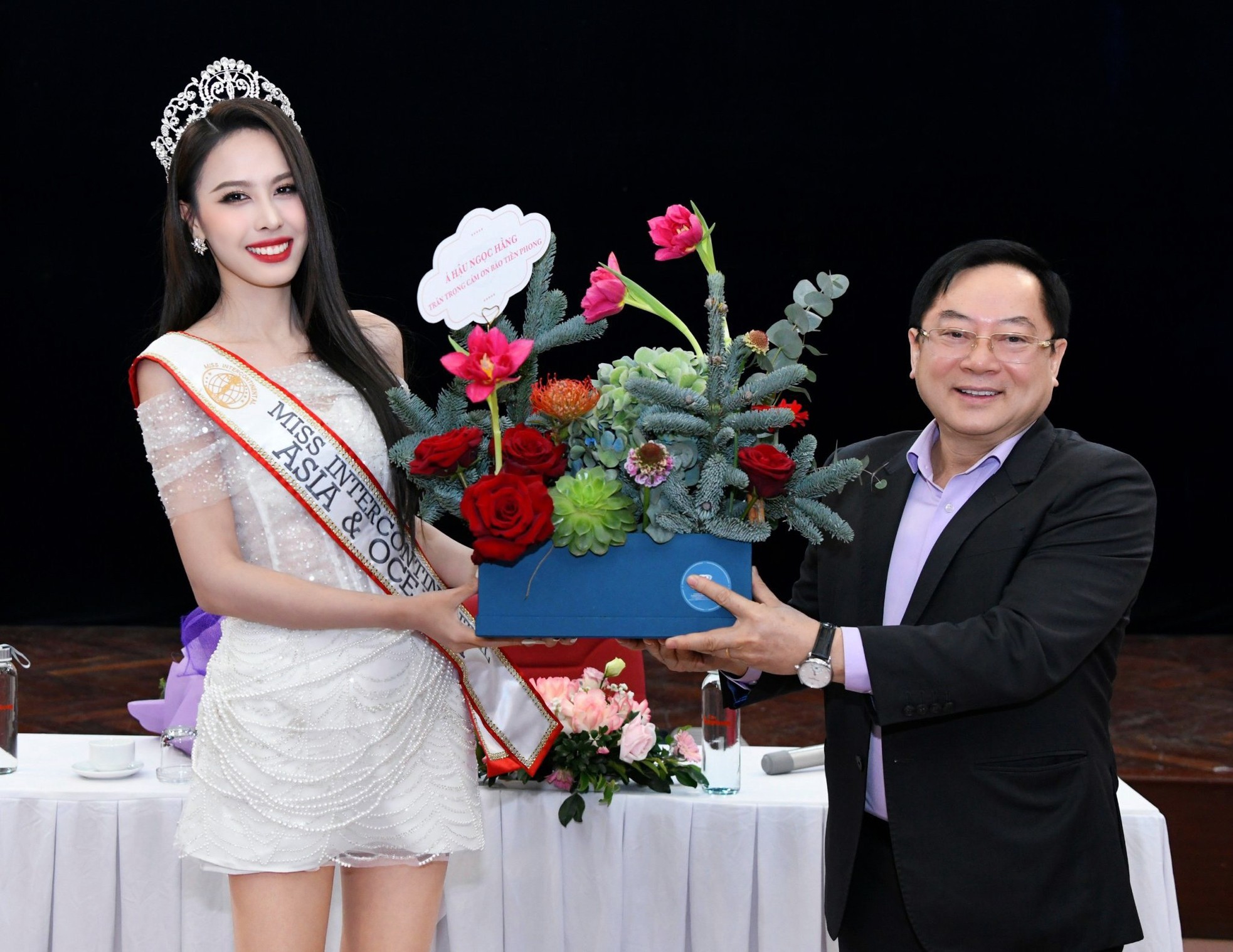 Á hậu Ngọc Hằng khoe giọng với bản hit của Văn Mai Hương ảnh 15