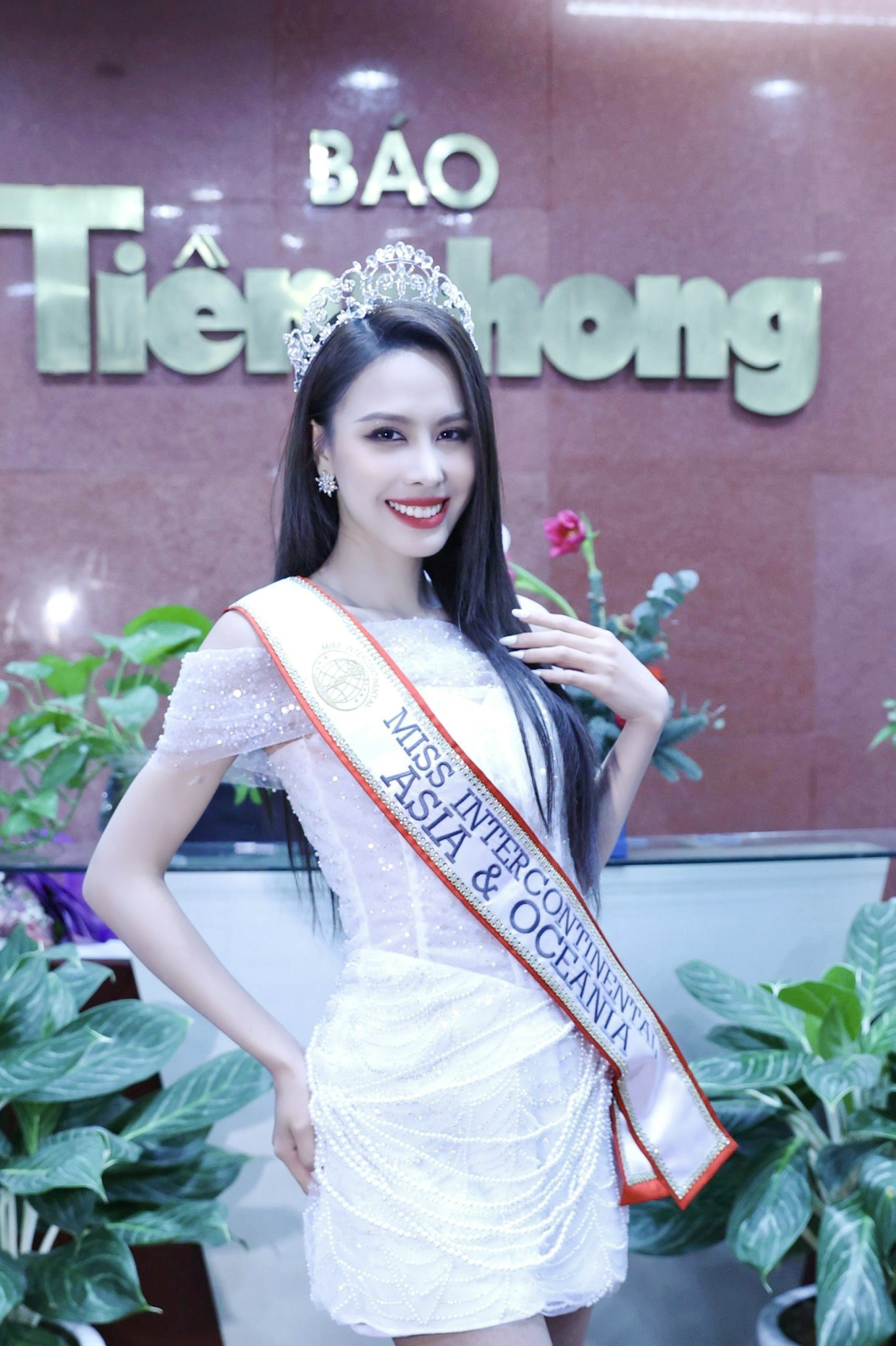 Á hậu Ngọc Hằng khoe giọng với bản hit của Văn Mai Hương ảnh 1