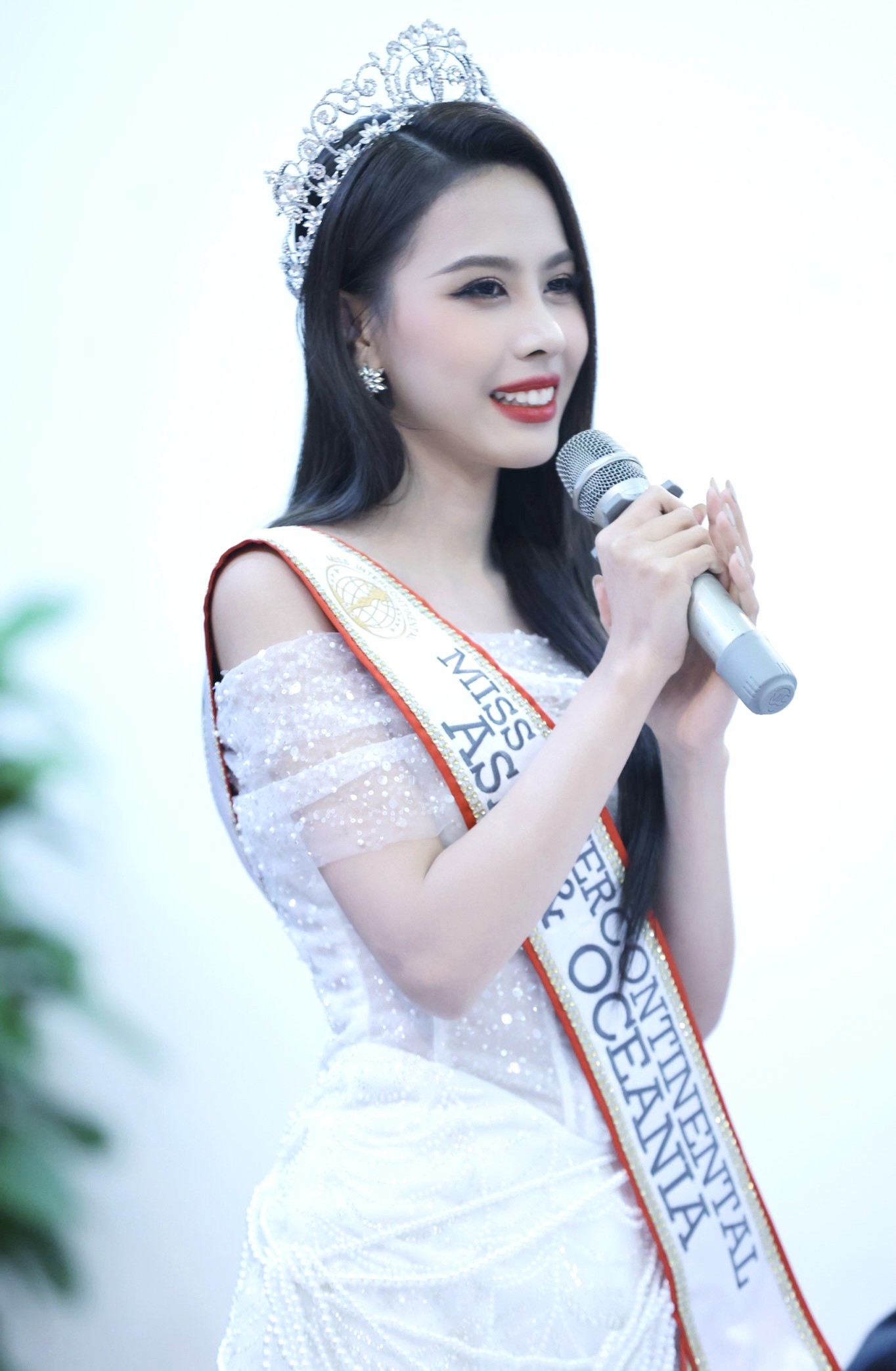 Á hậu Ngọc Hằng khoe giọng với bản hit của Văn Mai Hương ảnh 11