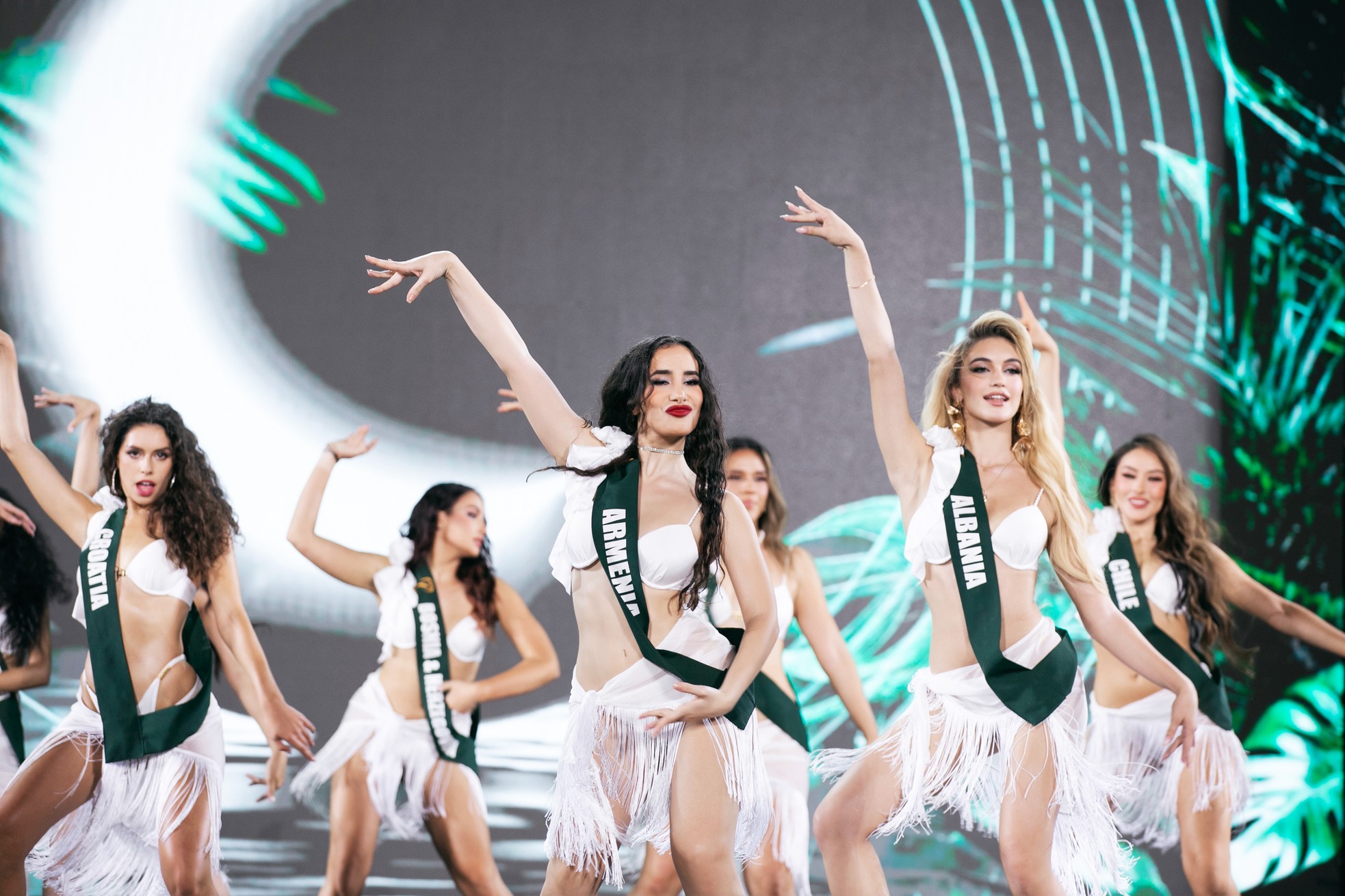 Thí sinh Hoa hậu Trái Đất nóng bỏng với bikini trong đêm chung kết ở Việt Nam ảnh 2