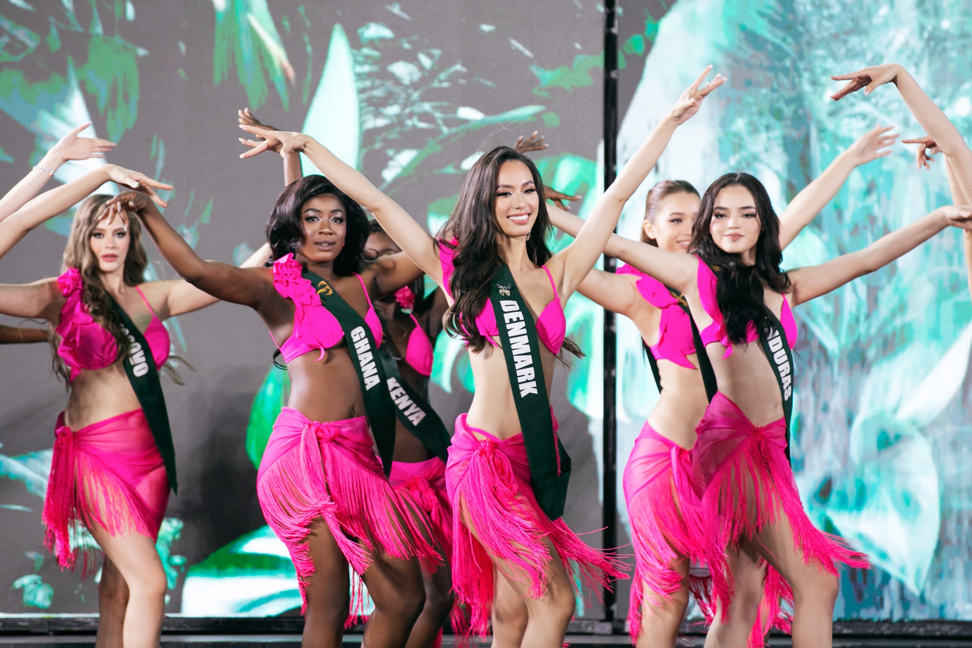 Thí sinh Hoa hậu Trái Đất nóng bỏng với bikini trong đêm chung kết ở Việt Nam ảnh 5