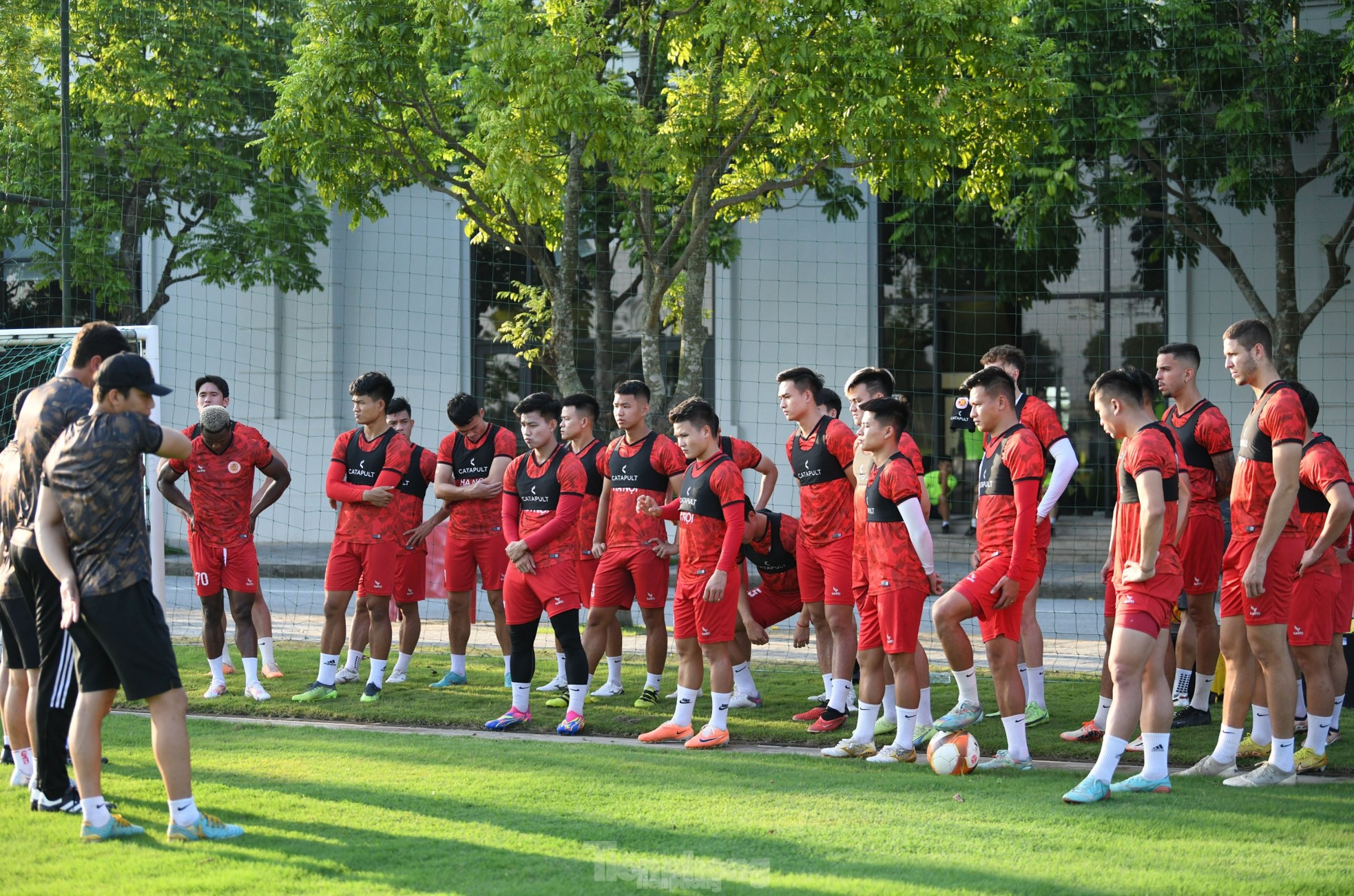 'Đột nhập' sân tập xem Quang Hải, Filip Nguyễn và dàn sao CLB CAHN tập luyện, ‘săn’ Siêu cúp ảnh 1