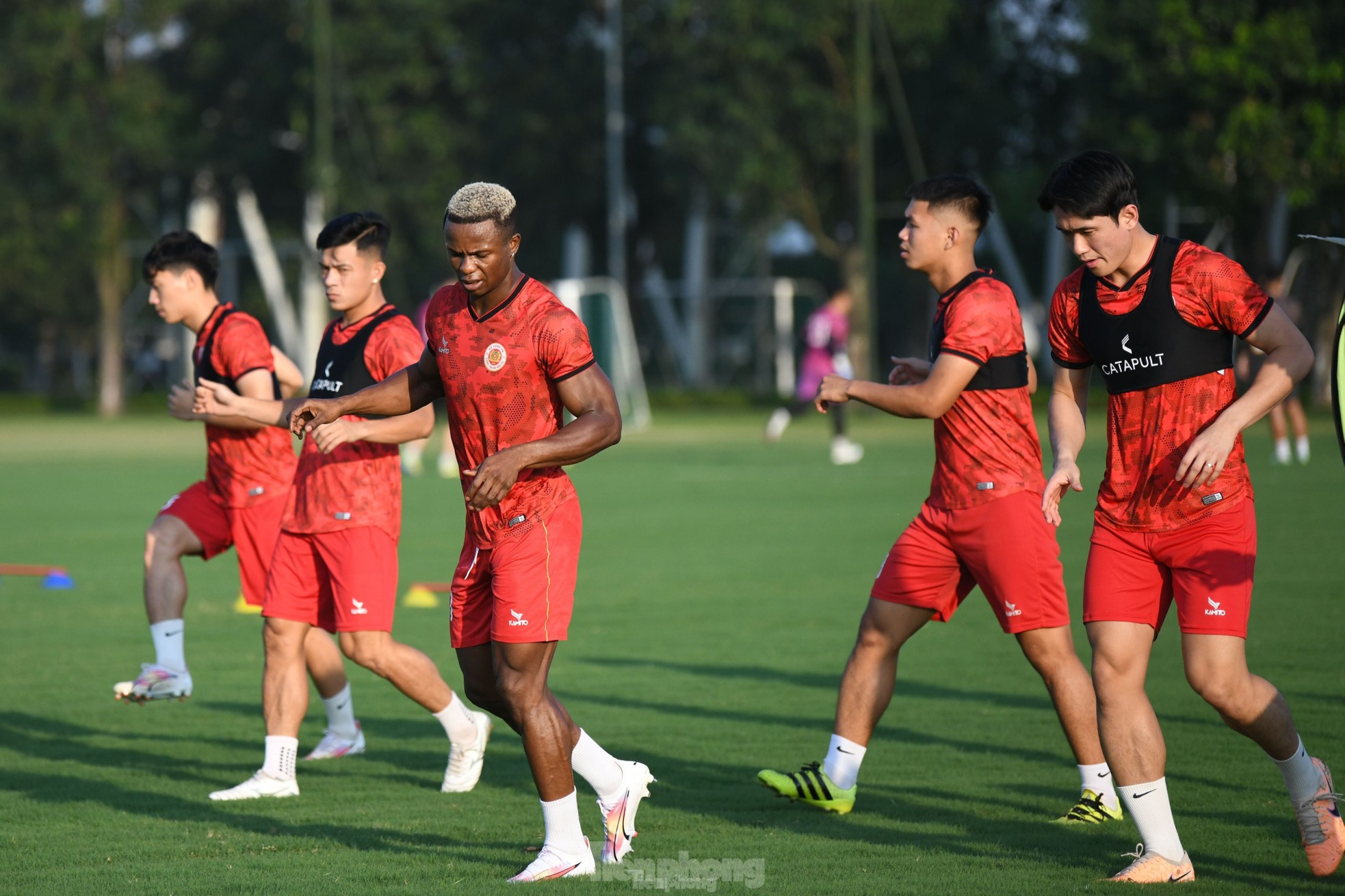 'Đột nhập' sân tập xem Quang Hải, Filip Nguyễn và dàn sao CLB CAHN tập luyện, ‘săn’ Siêu cúp ảnh 15