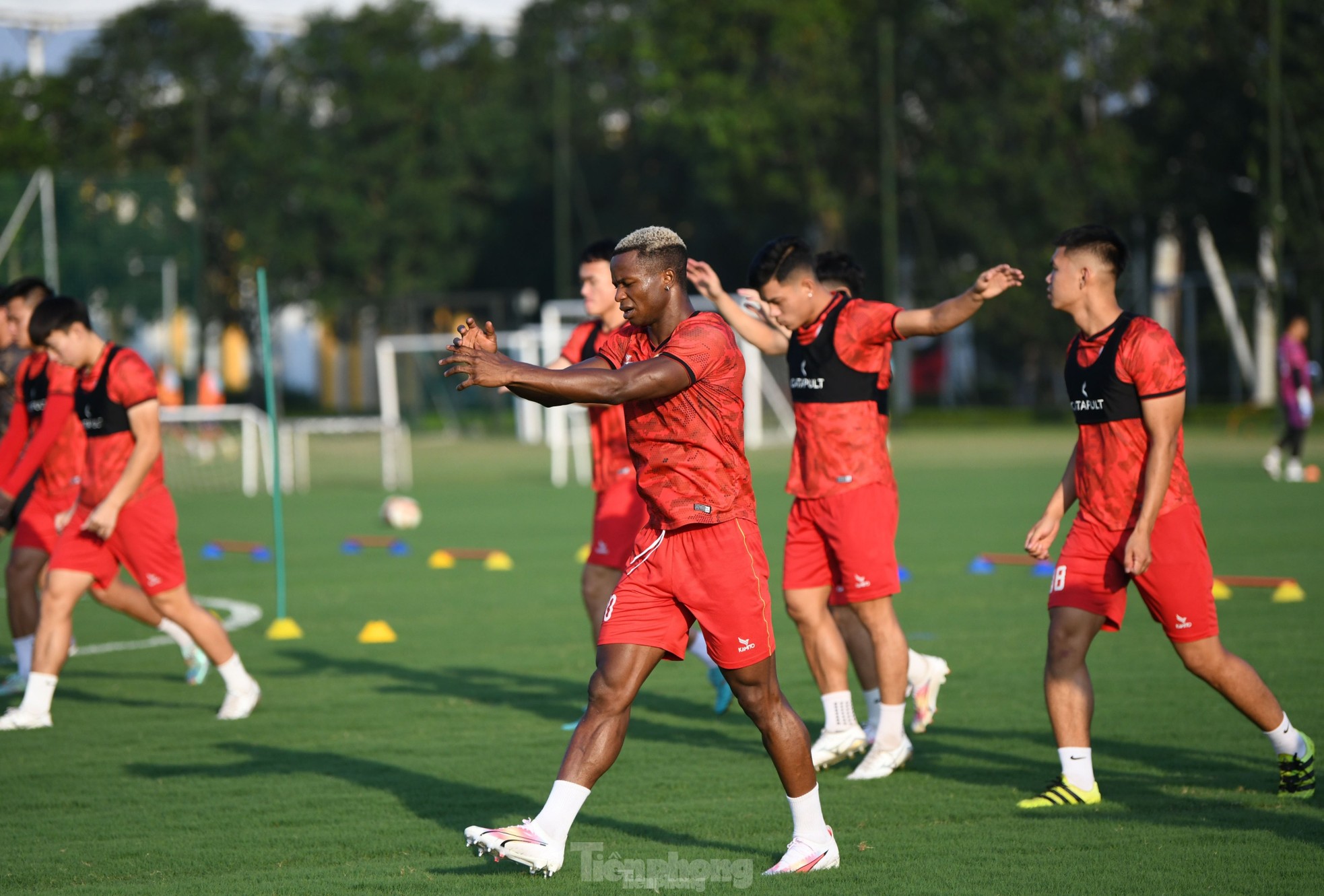 'Đột nhập' sân tập xem Quang Hải, Filip Nguyễn và dàn sao CLB CAHN tập luyện, ‘săn’ Siêu cúp ảnh 16