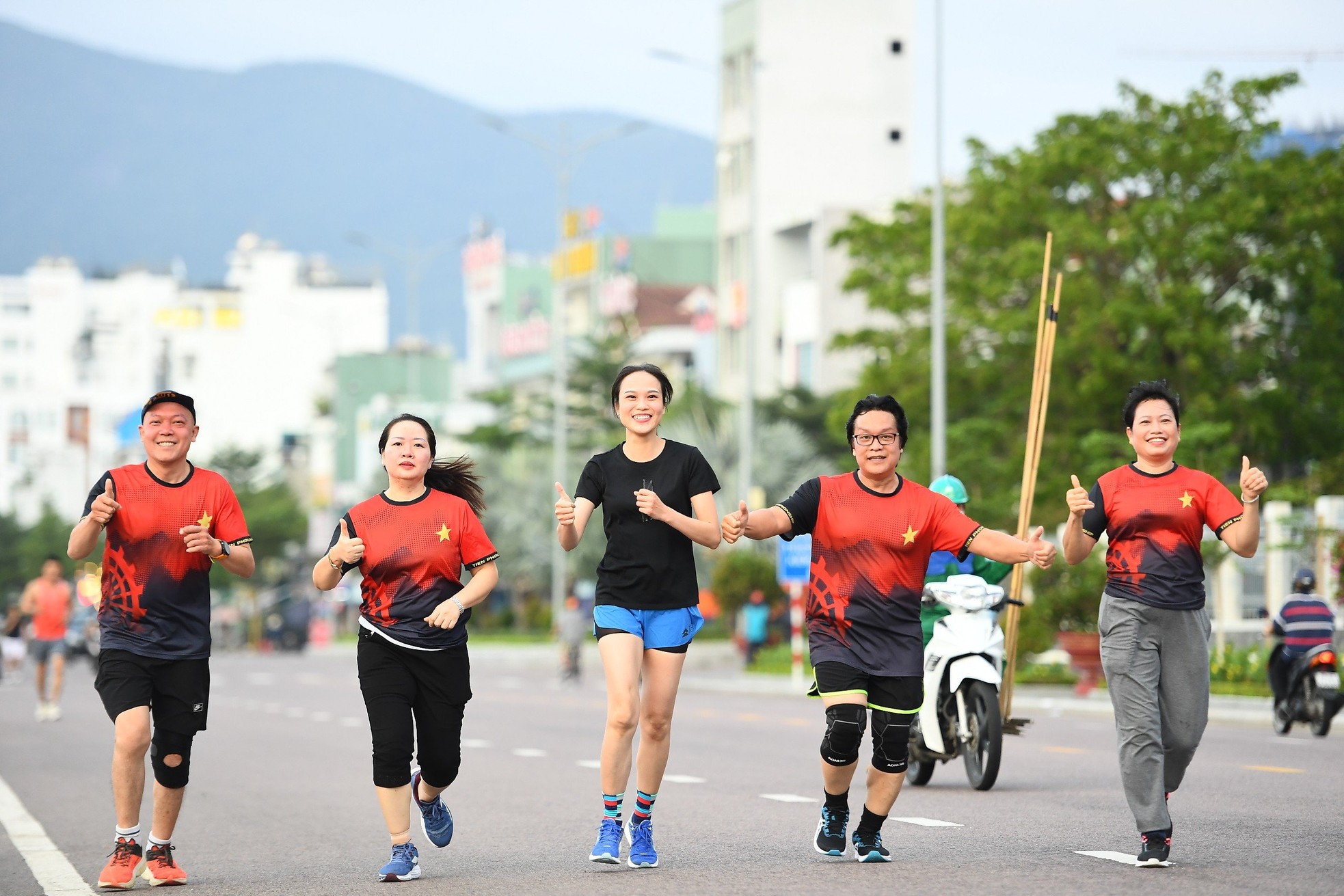 Gần 100 Tiền Phong Runner chinh phục cung đường biển Quy Nhơn, chào mừng 70 năm báo Tiền Phong xuất bản số đầu tiên ảnh 23