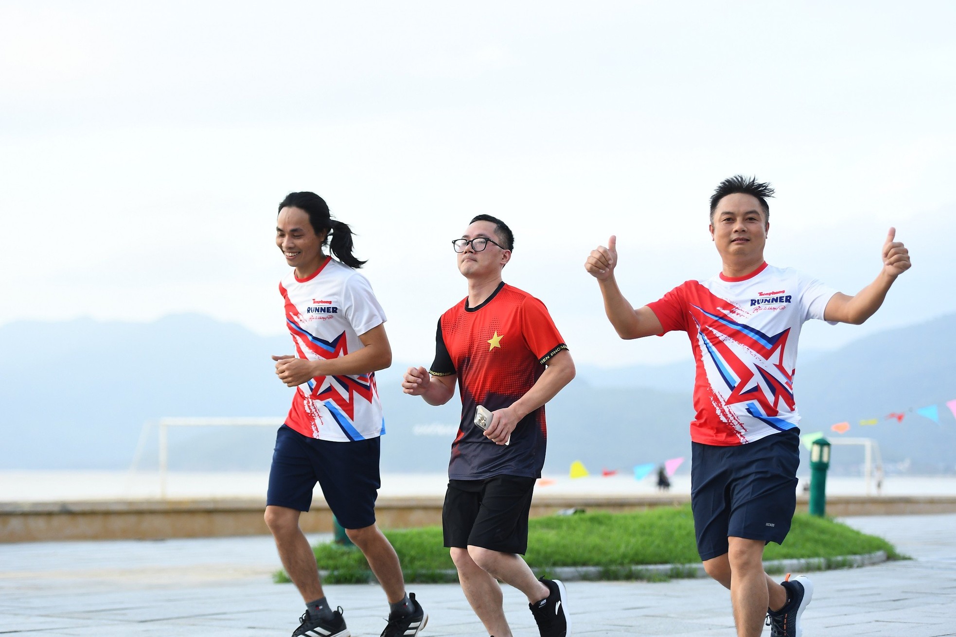 Gần 100 Tiền Phong Runner chinh phục cung đường biển Quy Nhơn, chào mừng 70 năm báo Tiền Phong xuất bản số đầu tiên ảnh 15