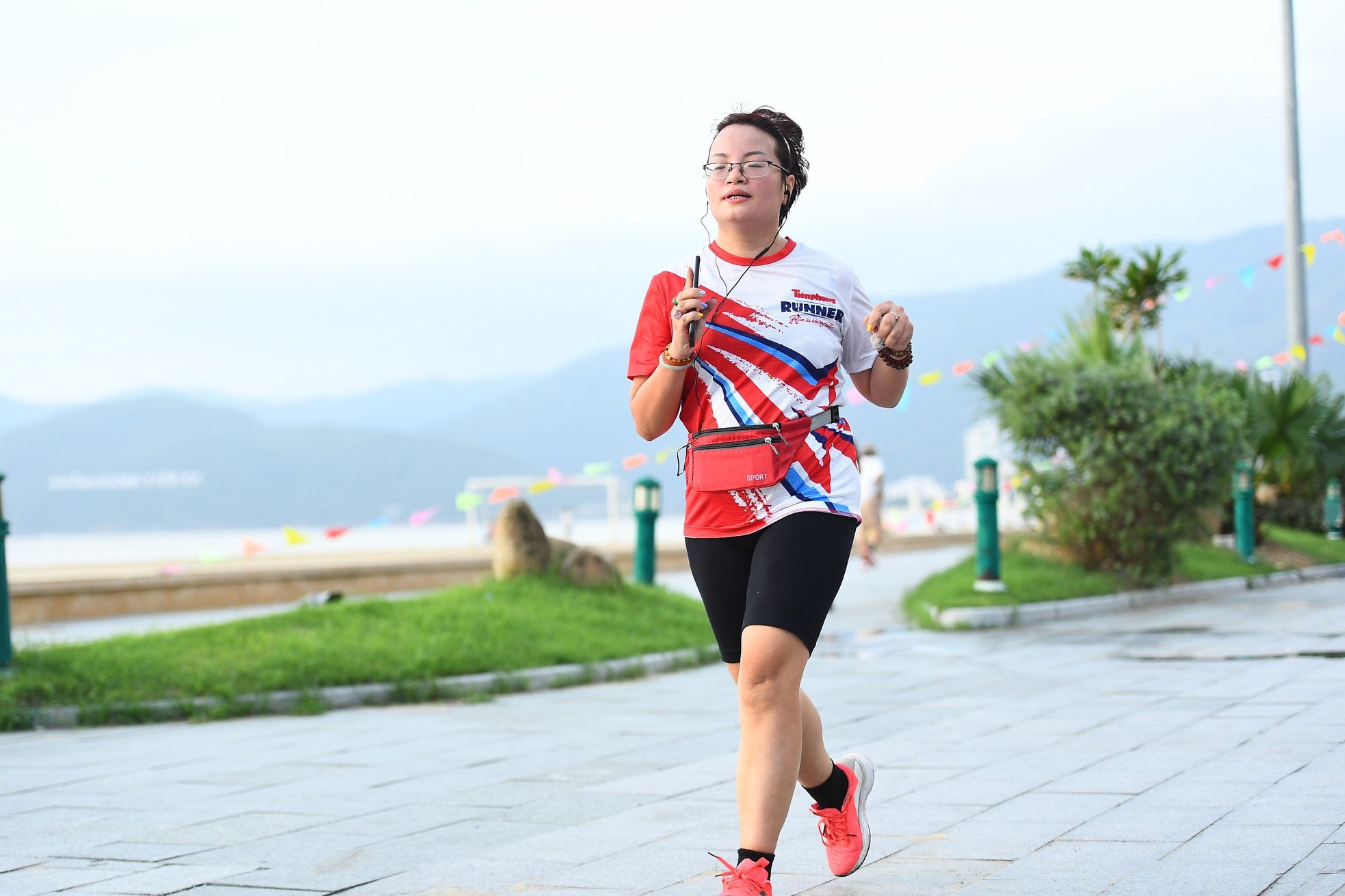 Gần 100 Tiền Phong Runner chinh phục cung đường biển Quy Nhơn, chào mừng 70 năm báo Tiền Phong xuất bản số đầu tiên ảnh 13