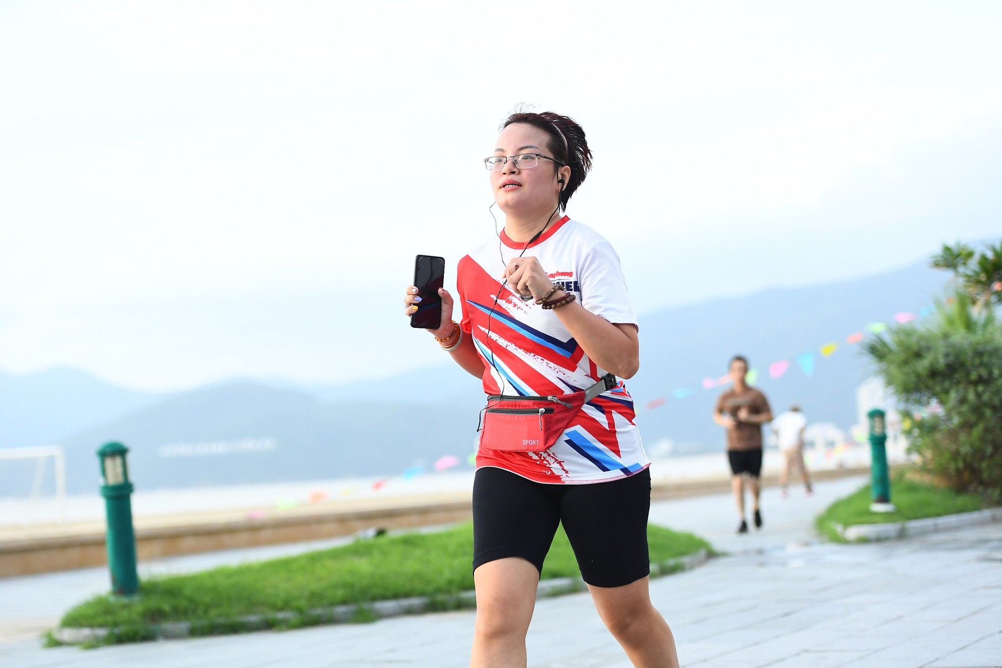Gần 100 Tiền Phong Runner chinh phục cung đường biển Quy Nhơn, chào mừng 70 năm báo Tiền Phong xuất bản số đầu tiên ảnh 10