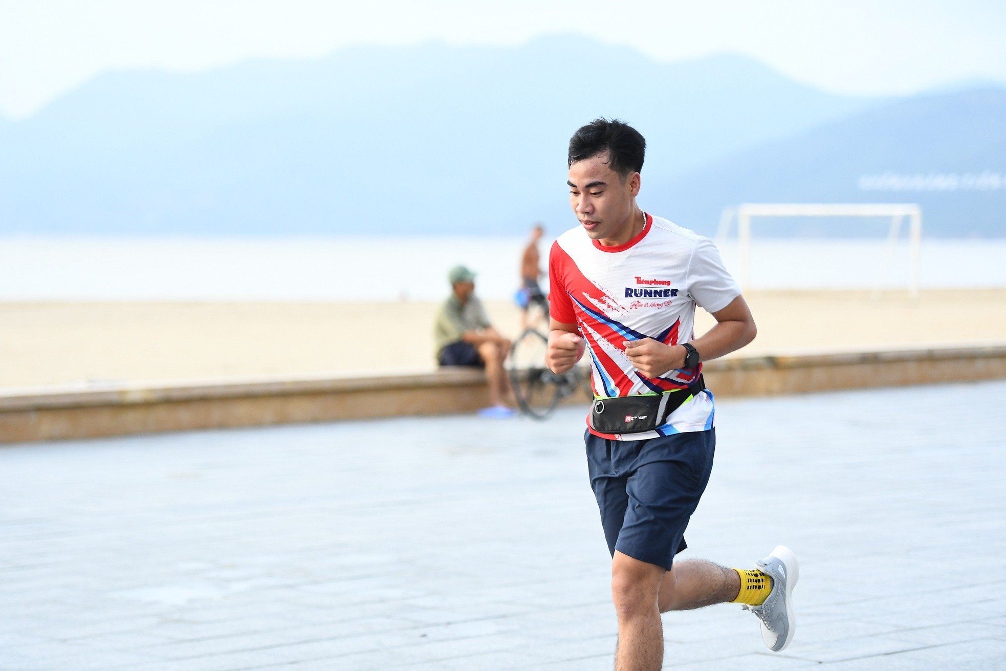 Gần 100 Tiền Phong Runner chinh phục cung đường biển Quy Nhơn, chào mừng 70 năm báo Tiền Phong xuất bản số đầu tiên ảnh 9