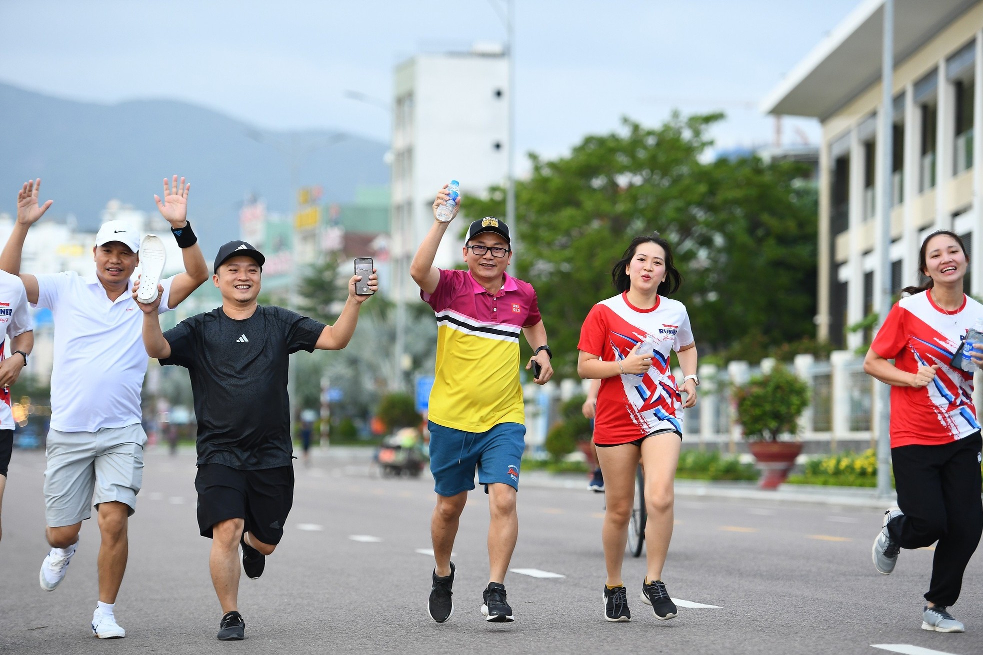 Gần 100 Tiền Phong Runner chinh phục cung đường biển Quy Nhơn, chào mừng 70 năm báo Tiền Phong xuất bản số đầu tiên ảnh 25