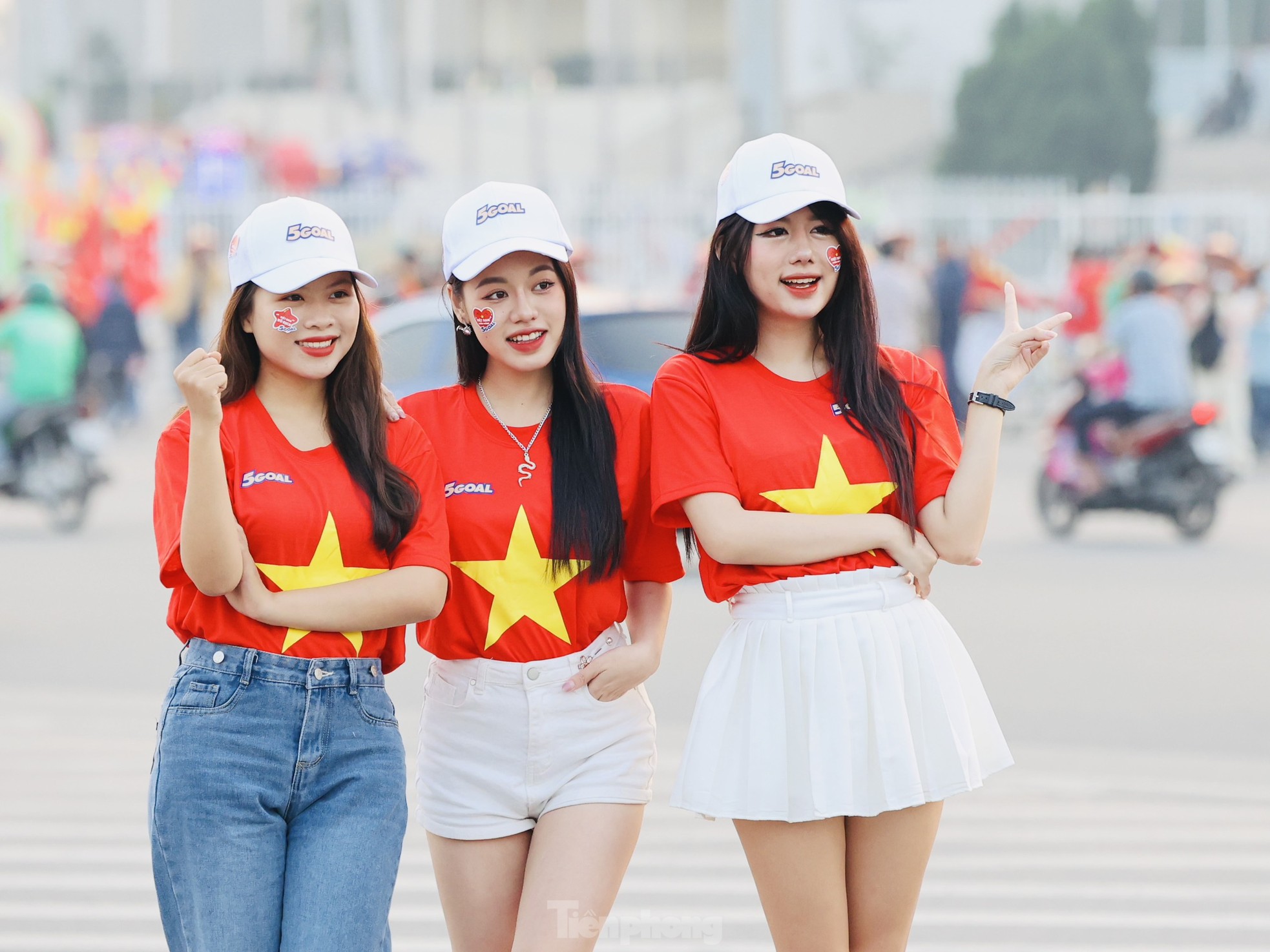 Đáp lời HLV Troussier, Mỹ Đình rực đỏ, sẵn sàng tiếp lửa cho ĐT Việt Nam ảnh 1