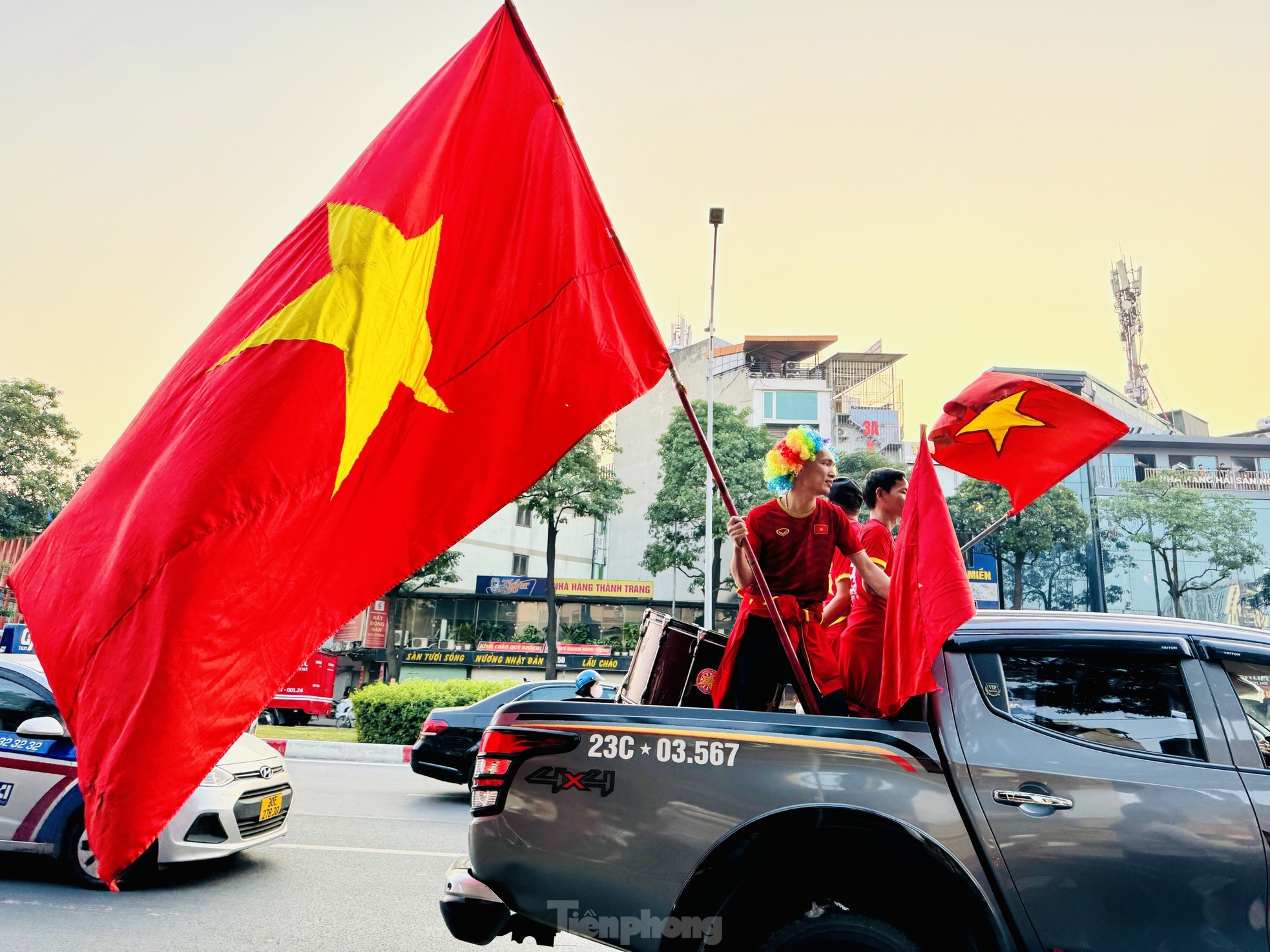 Đáp lời HLV Troussier, Mỹ Đình rực đỏ, sẵn sàng tiếp lửa cho ĐT Việt Nam ảnh 6