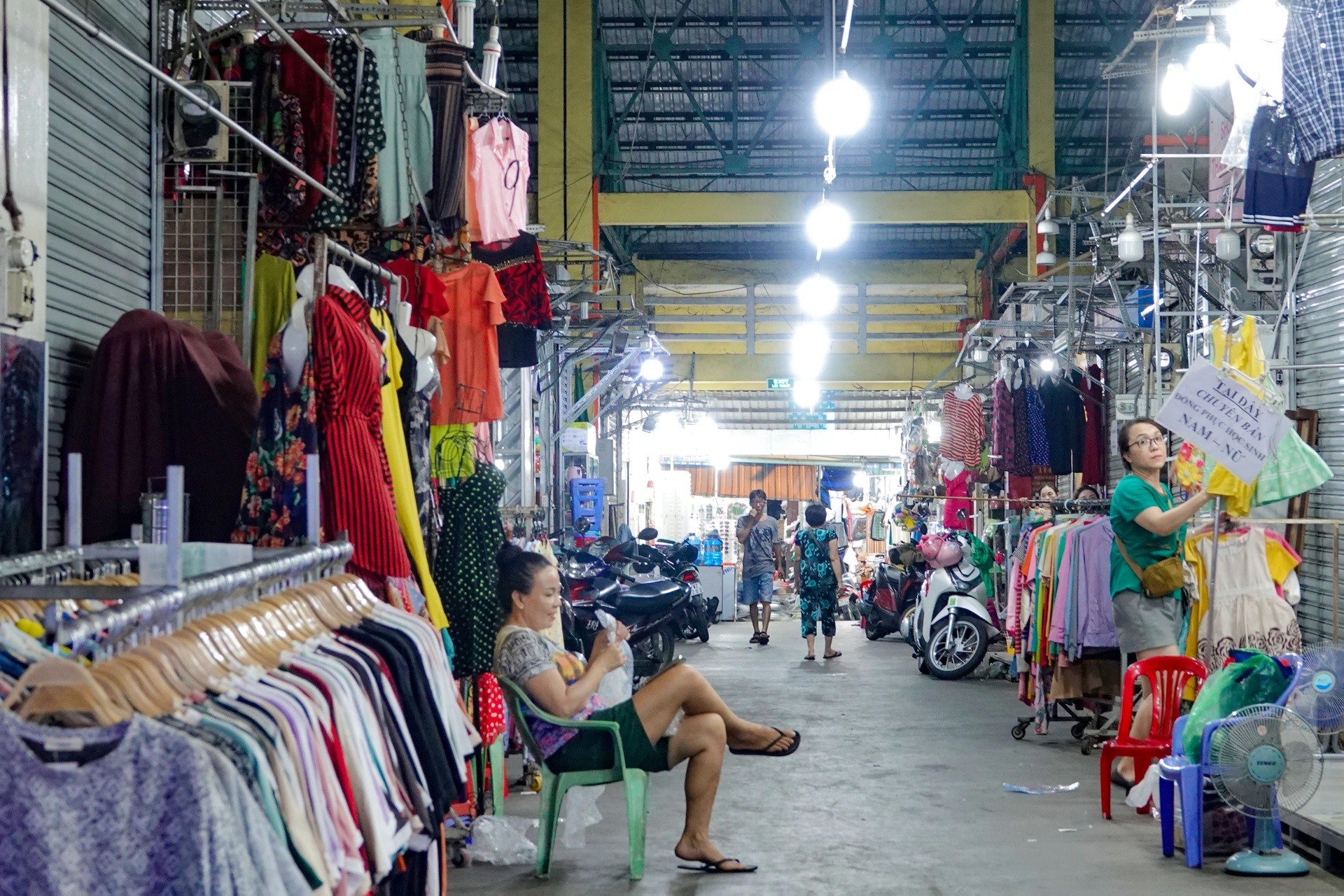 Chợ đêm thời trang giá rẻ tại TPHCM đìu hiu ảnh 1