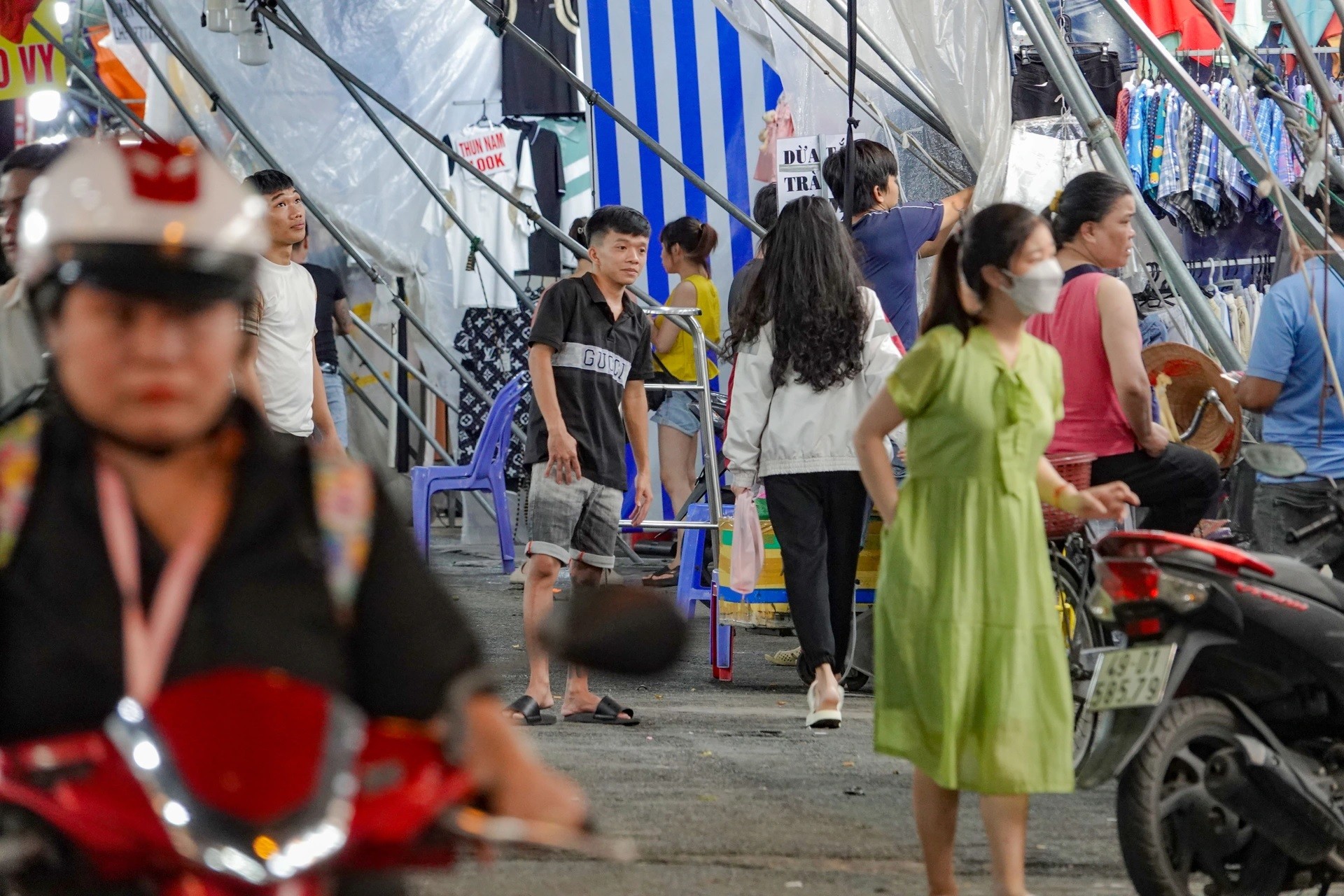 Chợ đêm thời trang giá rẻ tại TPHCM đìu hiu ảnh 6