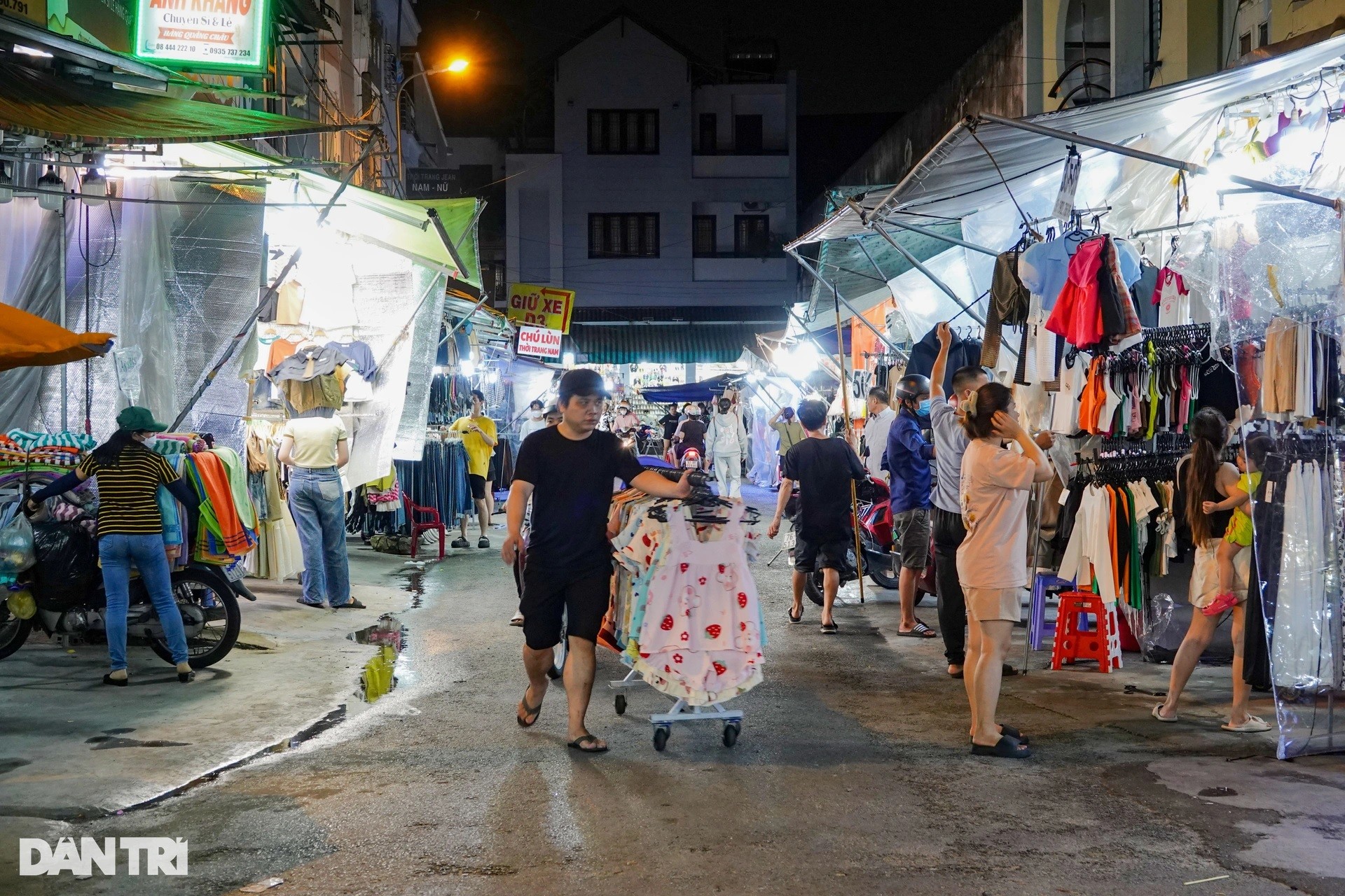 Chợ đêm thời trang giá rẻ tại TPHCM đìu hiu ảnh 8
