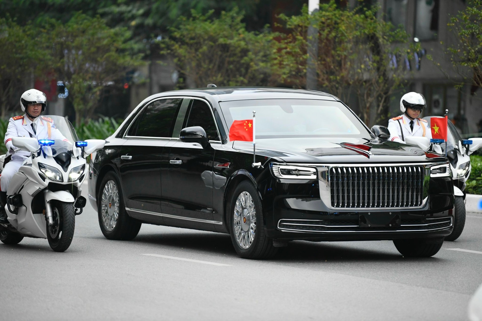 Đoàn xe hộ tống Tổng Bí thư, Chủ tịch Trung Quốc Tập Cận Bình trên đường phố Hà Nội sáng nay ảnh 4
