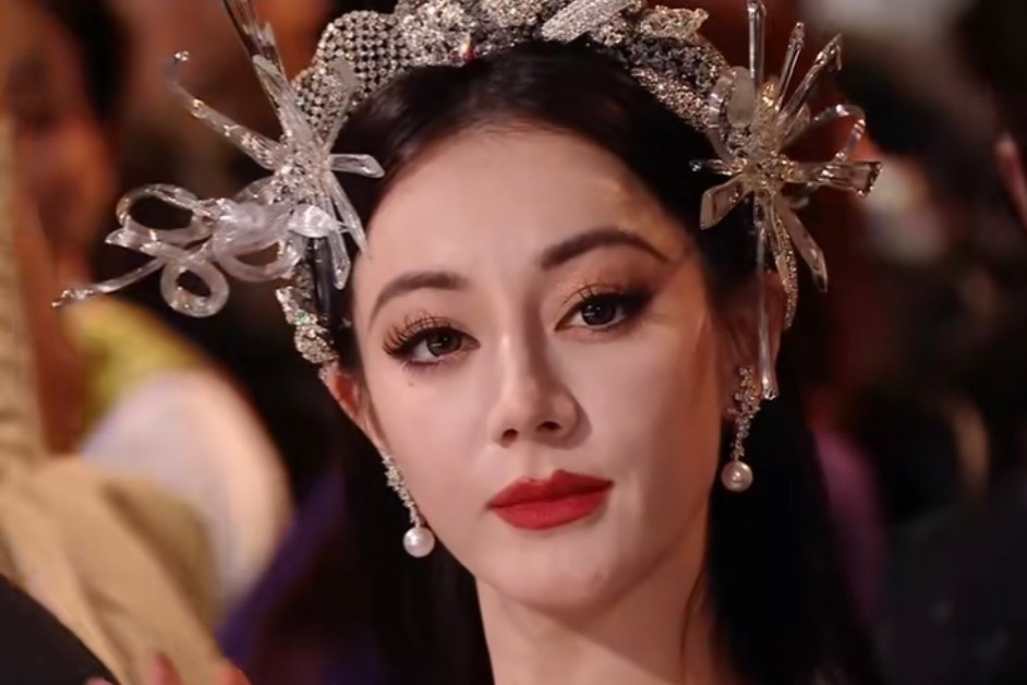 Địch Lệ Nhiệt Ba trông già hơn tuổi thật ảnh 10