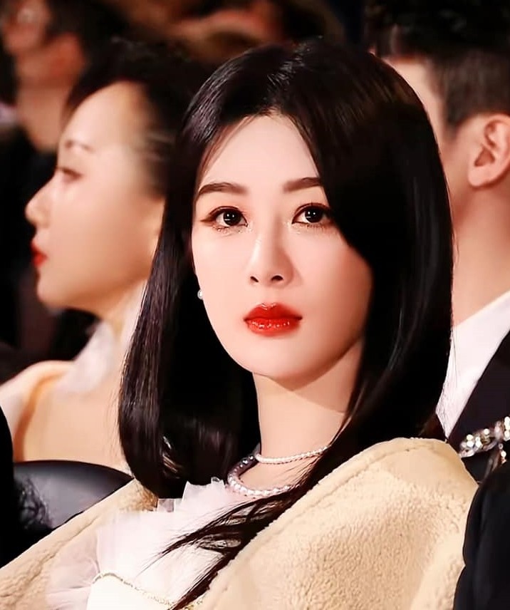 Địch Lệ Nhiệt Ba trông già hơn tuổi thật ảnh 4