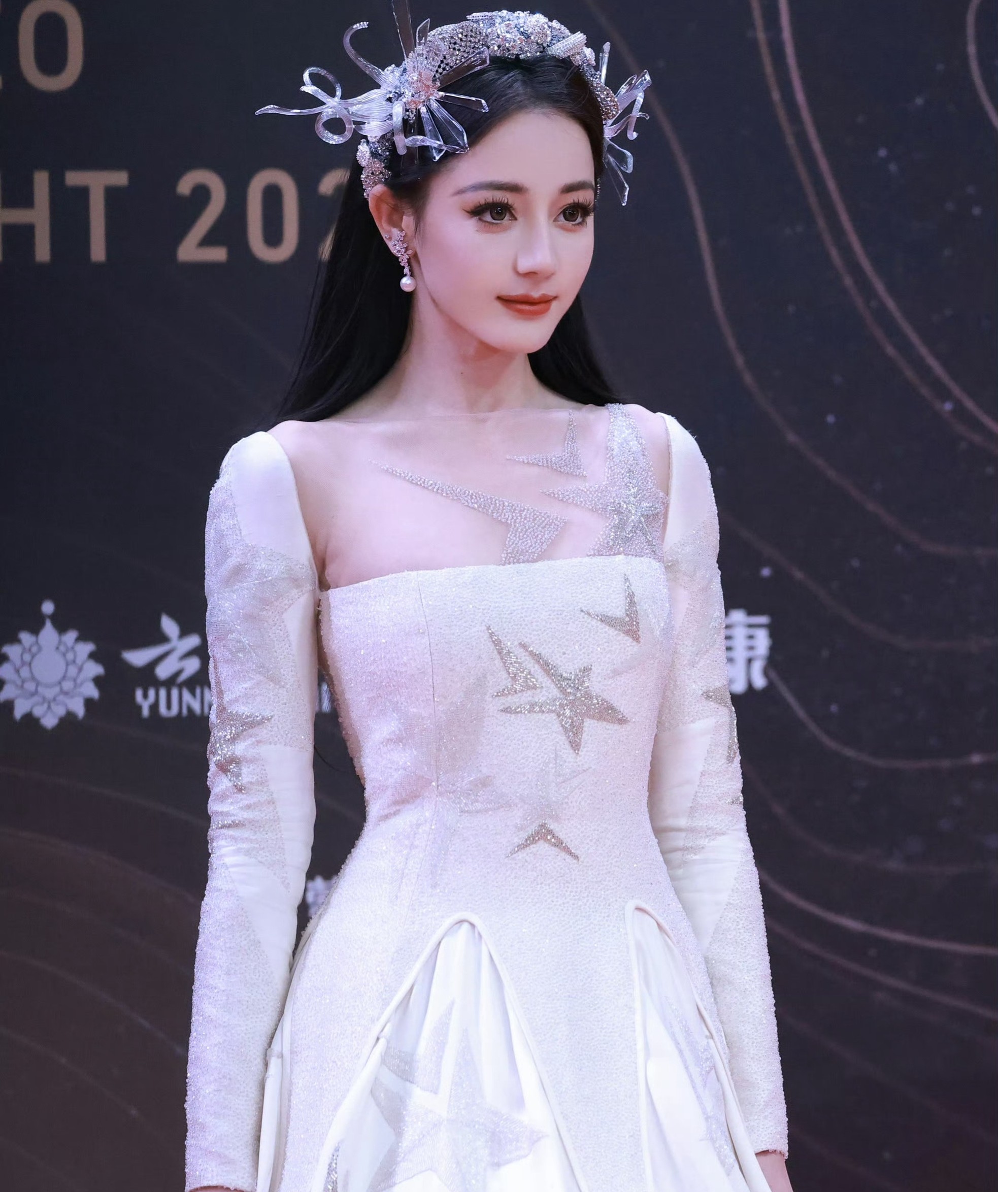Địch Lệ Nhiệt Ba trông già hơn tuổi thật ảnh 5